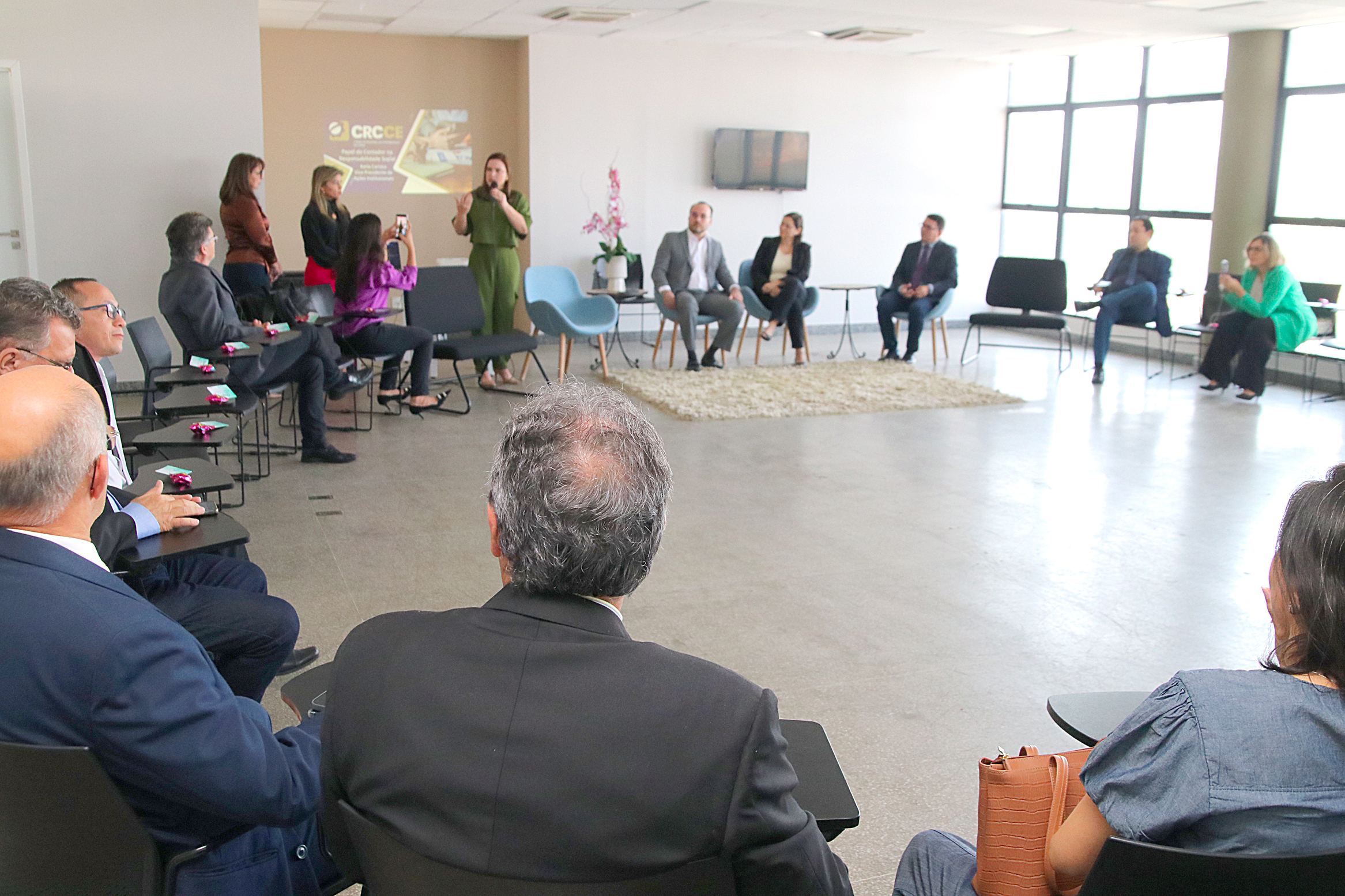 primeira-dama da Alece, Cristiane Leitão, fala durante roda de conversa em celebração ao Dia do Contador