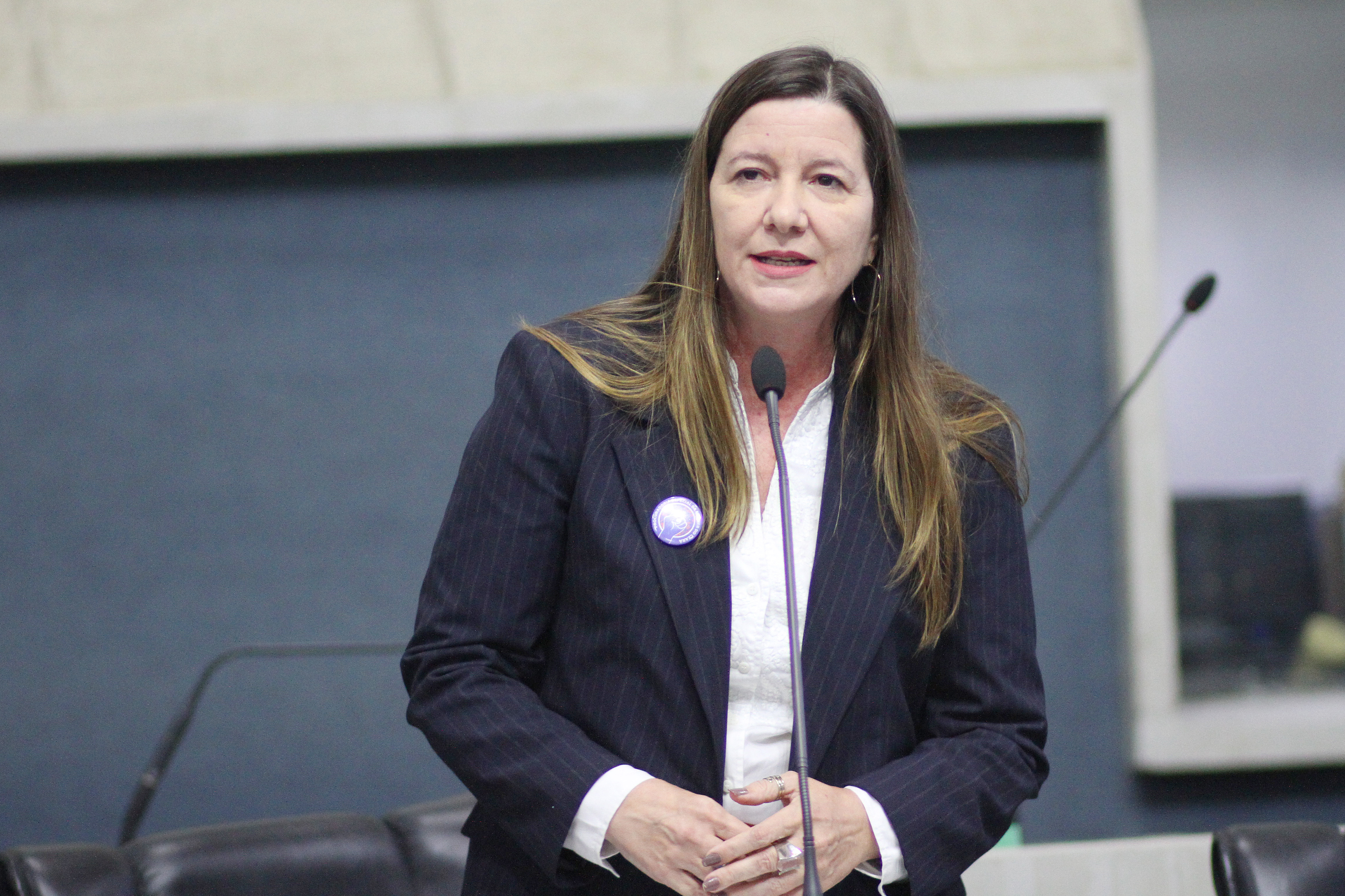 Lia Gomes repudia comentários e critica postura de parlamentar