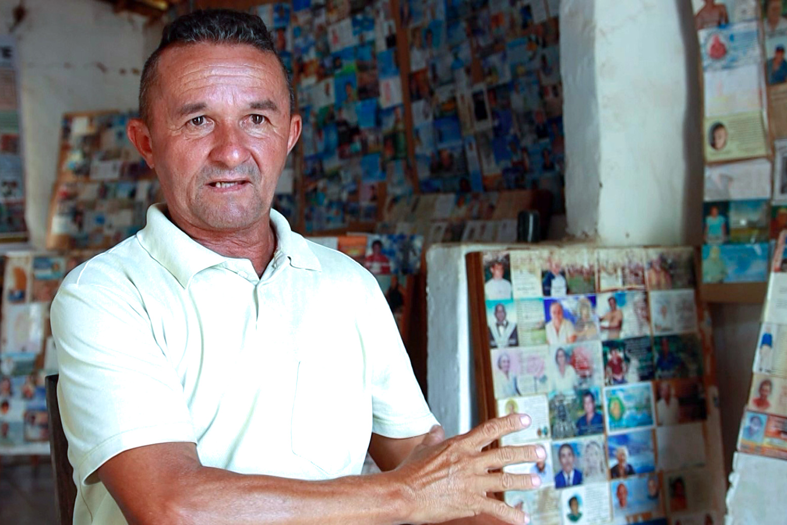 Taxista Roberto de Souza e sua coleção de santinhos de pessoas falecidas