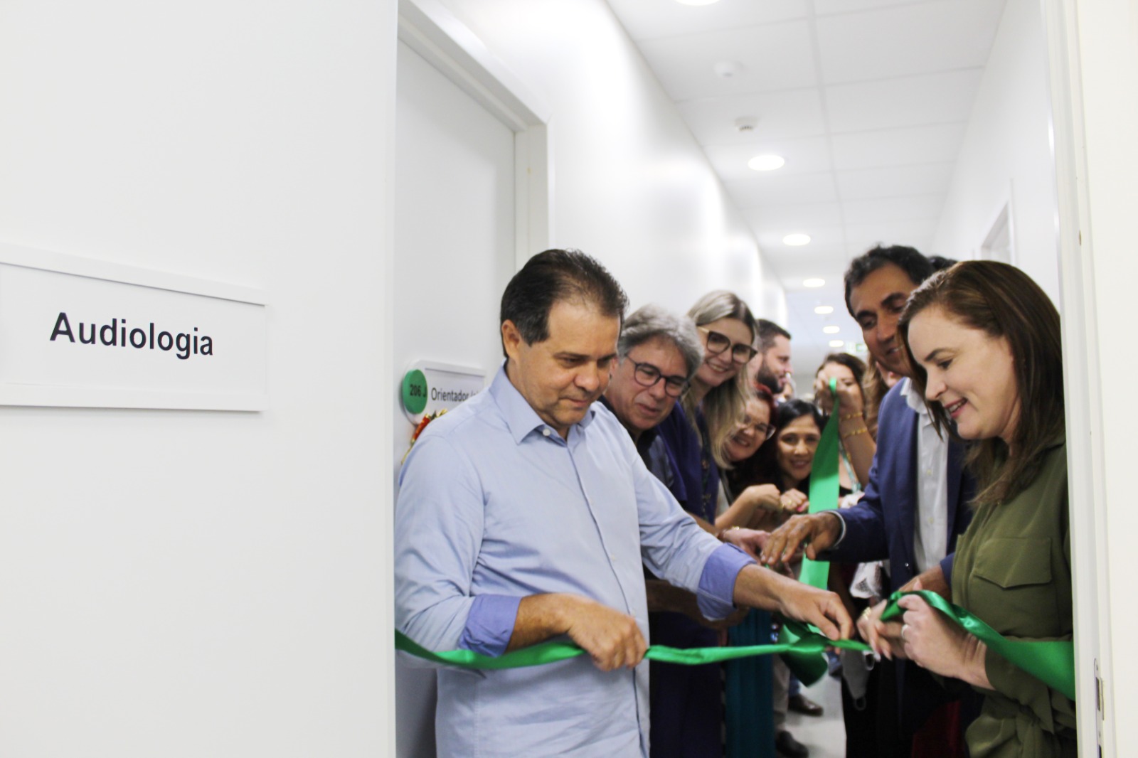 Presidente Evandro Leitão e primeira-dama, Cristiane Leitão, descerram fita inaugurando a sala de Audiologia - Foto: Bia Medeiros