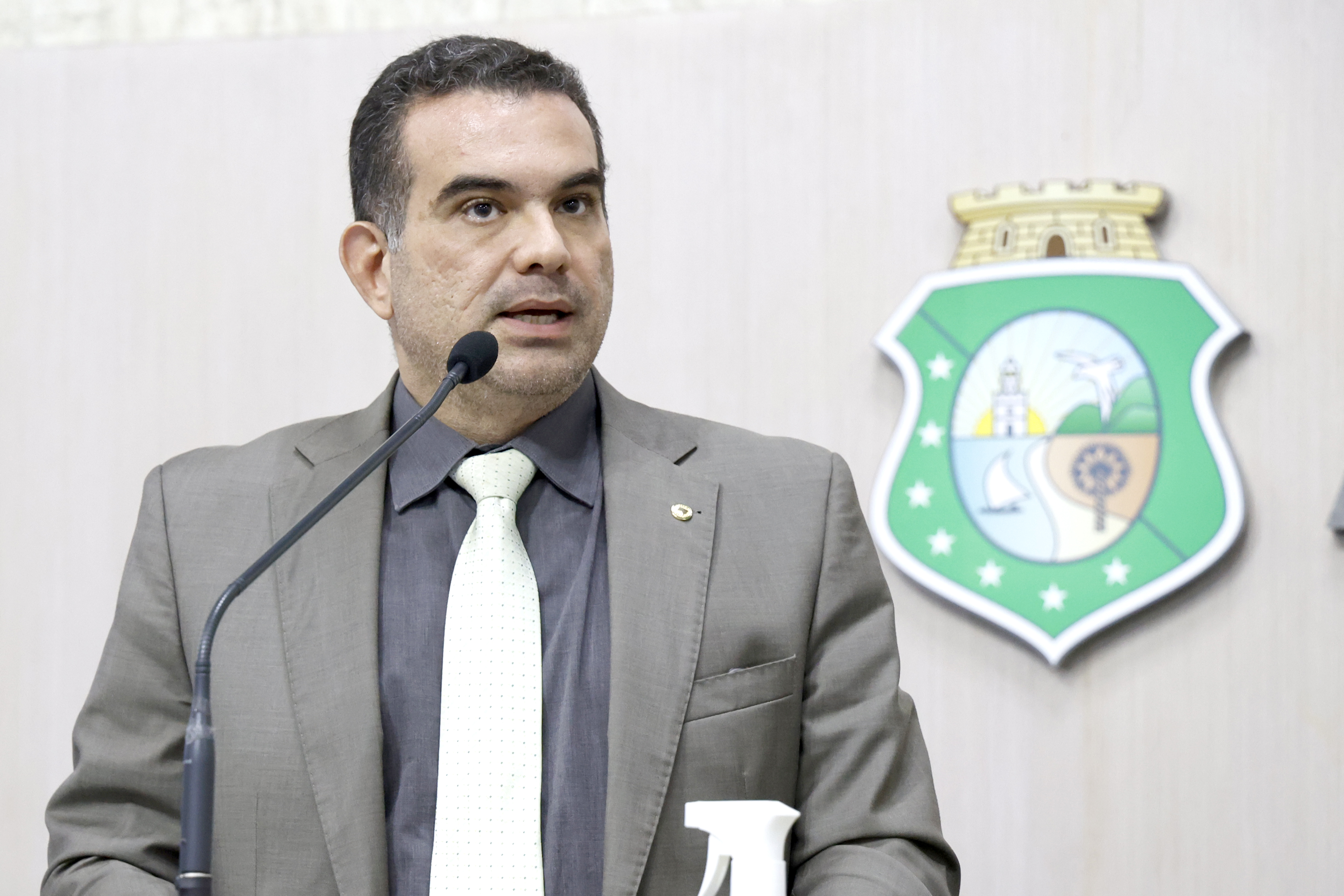 Simão Pedro comemora entrega de terceiro lote do Vale Gás Social