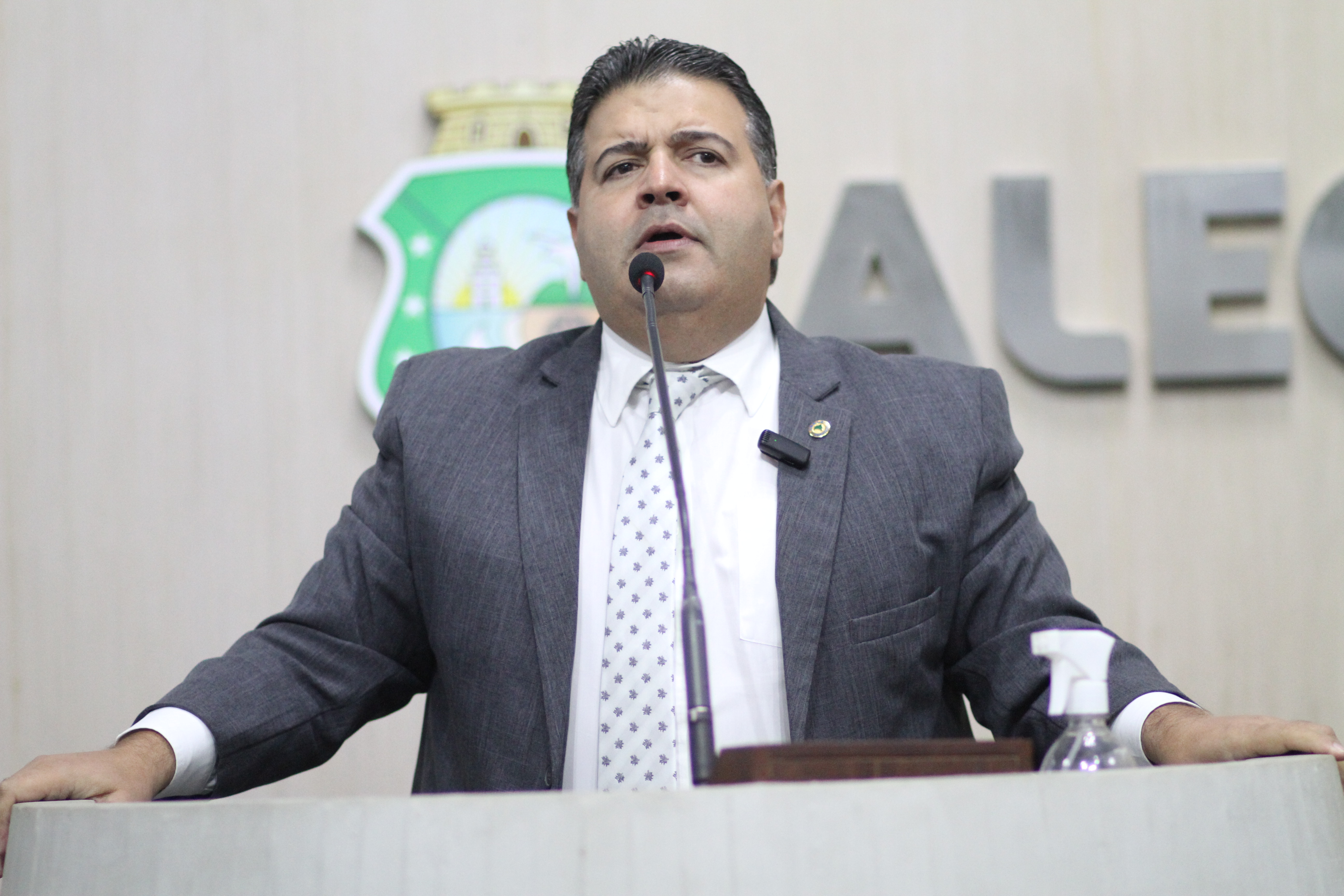 Felipe Mota critica defesa de parlamentares da economia do Estado