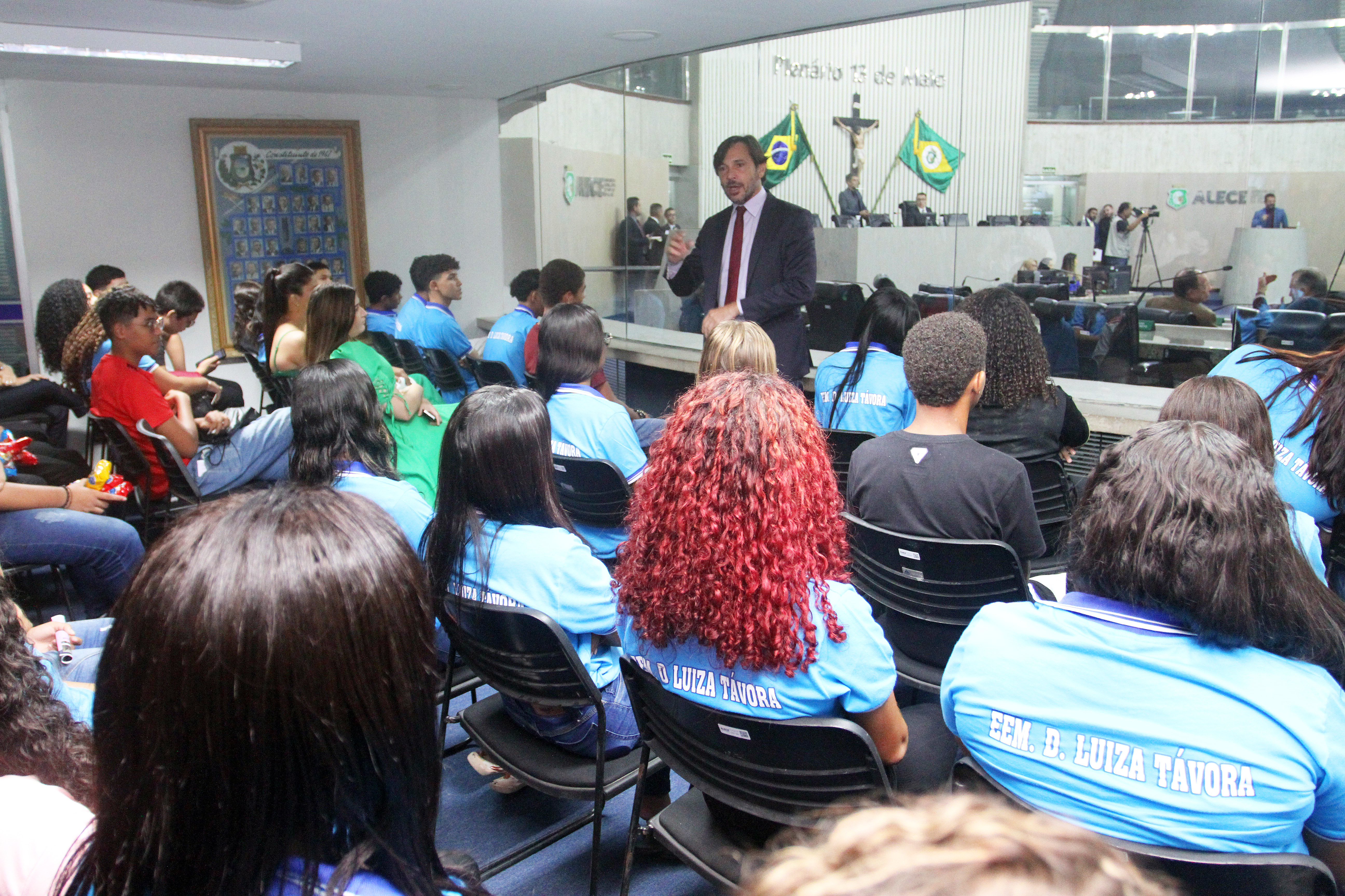 Alunos da Escola Dona Luiza Távora participam do projeto O Parlamento e sua História