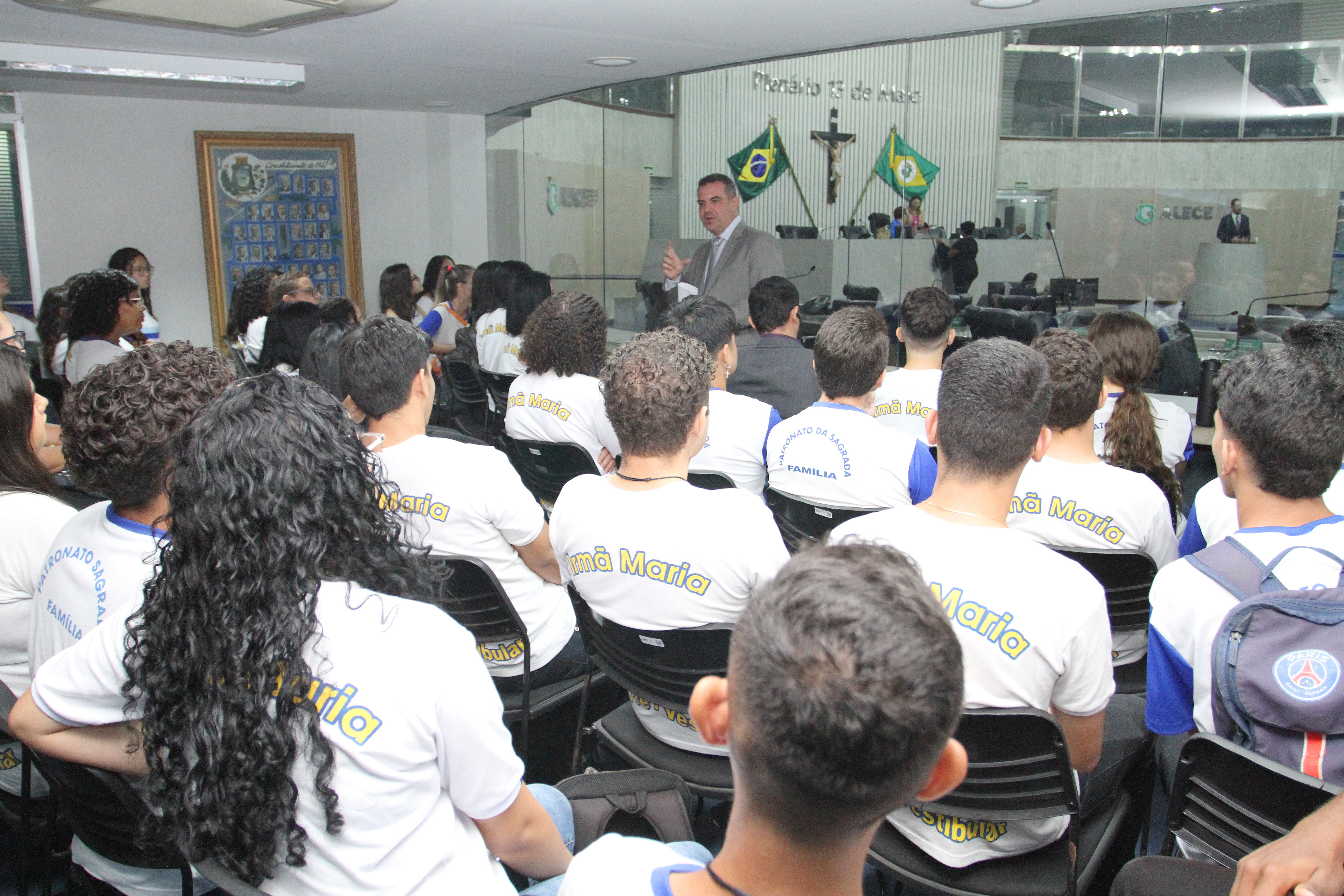 Alunos da Escola Patronato Sagrada Família são recebidos pelo deputado Simão Pedro