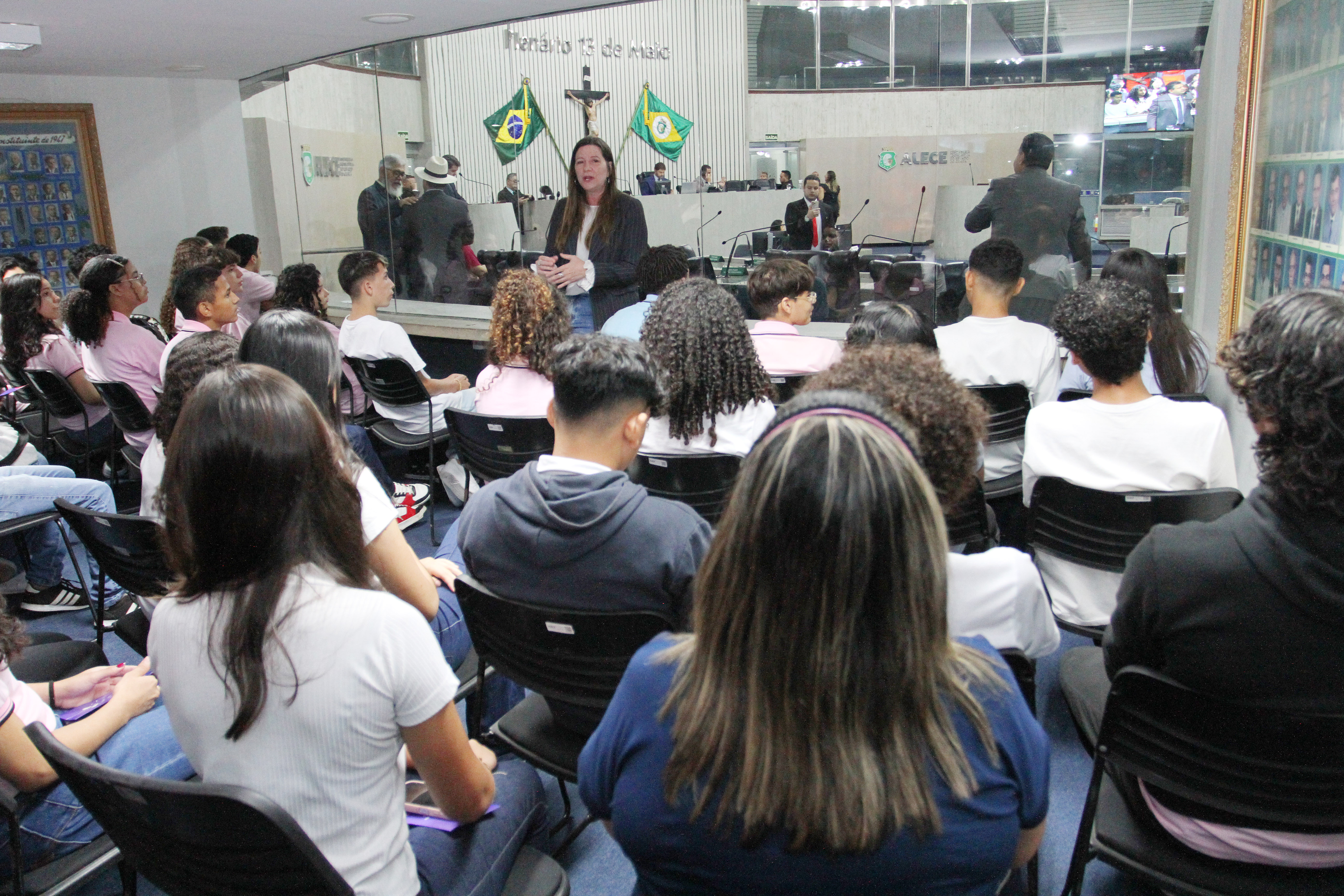 Alunos  da escola Maria José Santos Ferreira Gomes são recebidos na Alece ela deputada Lia Gomes