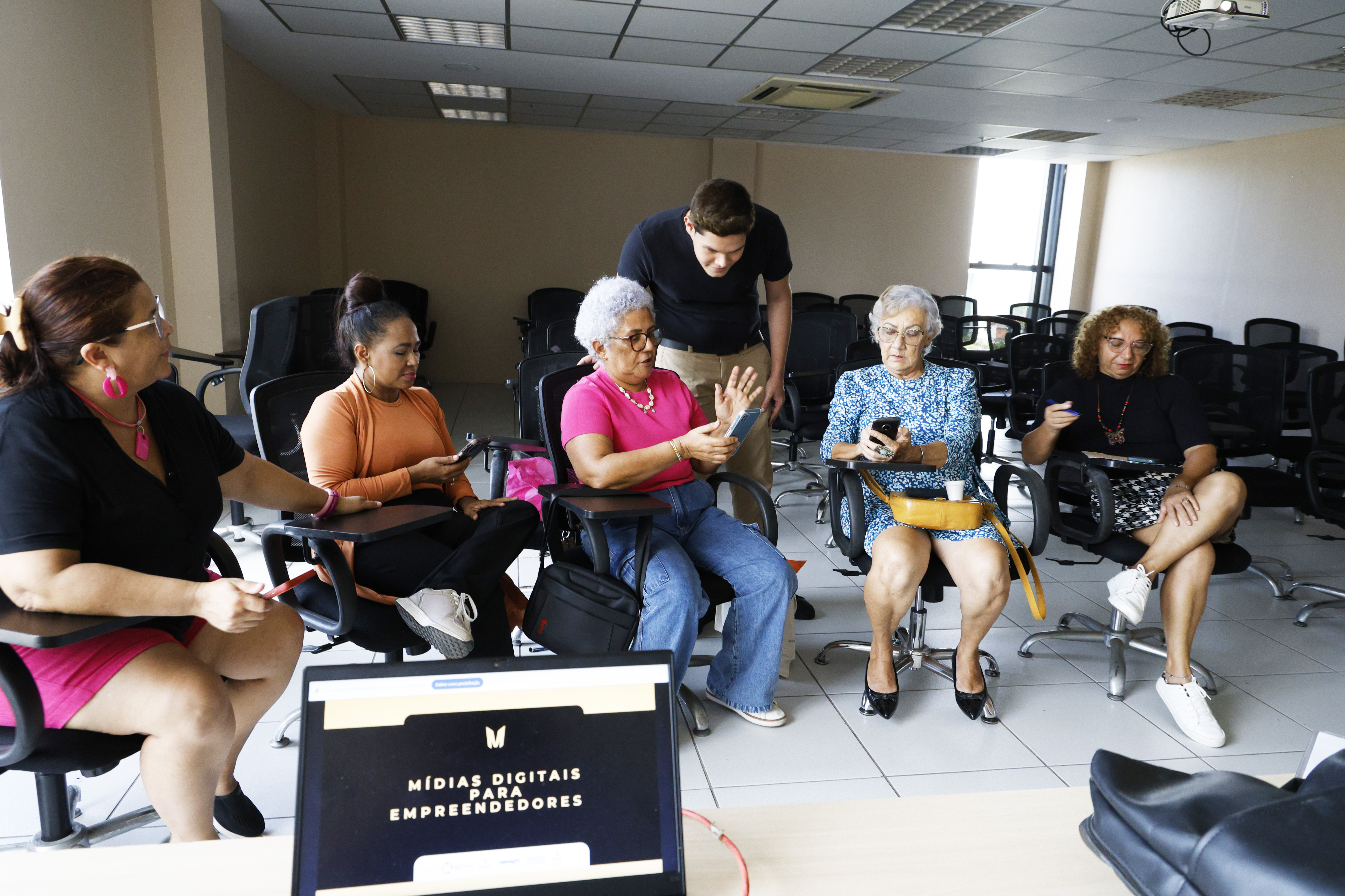 Curso de Mídias Digitais oferece capacitação a empreendedoras para divulgarem seus negócios