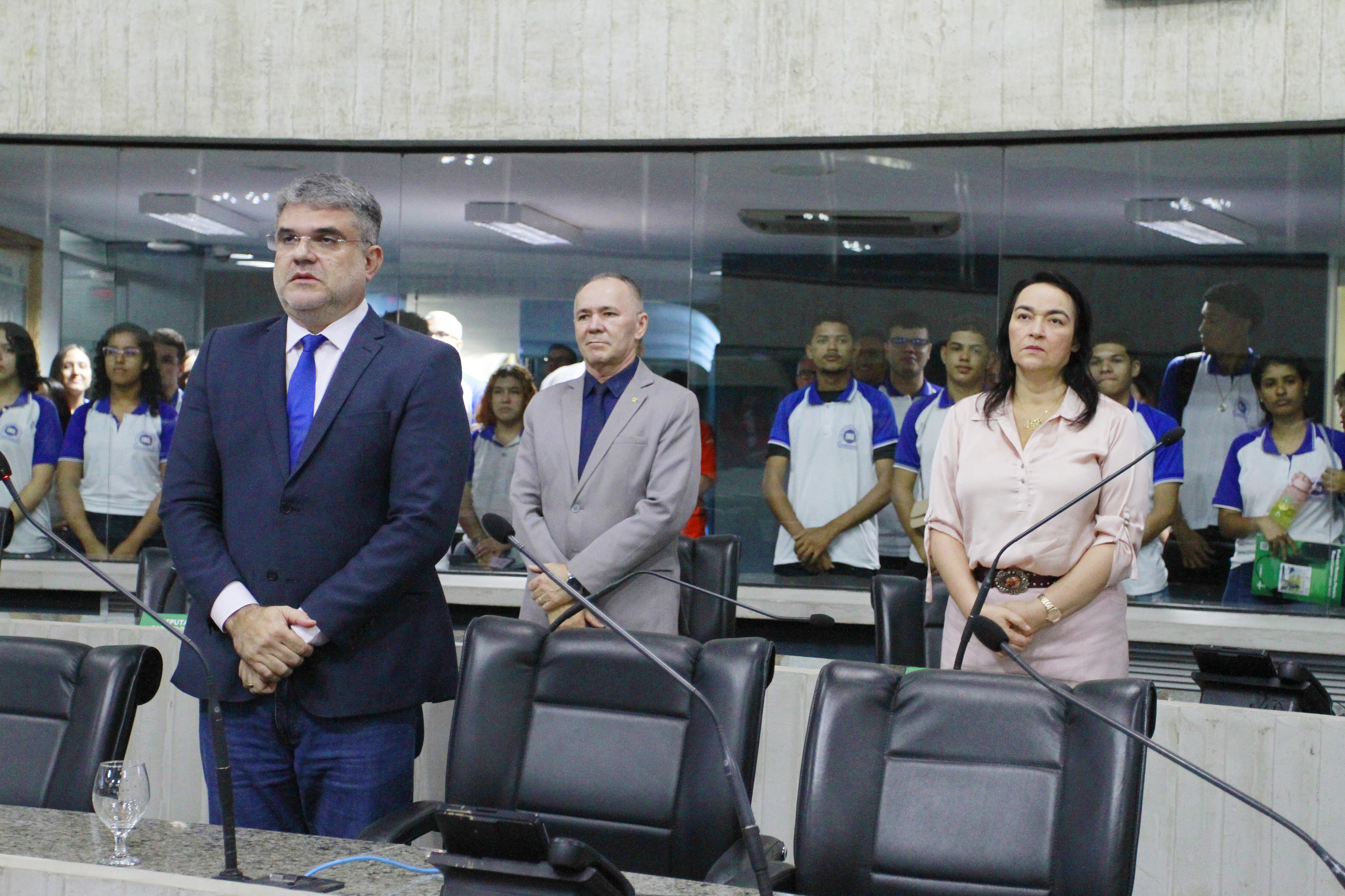 Minuto de silêncio durante a sessão plenária