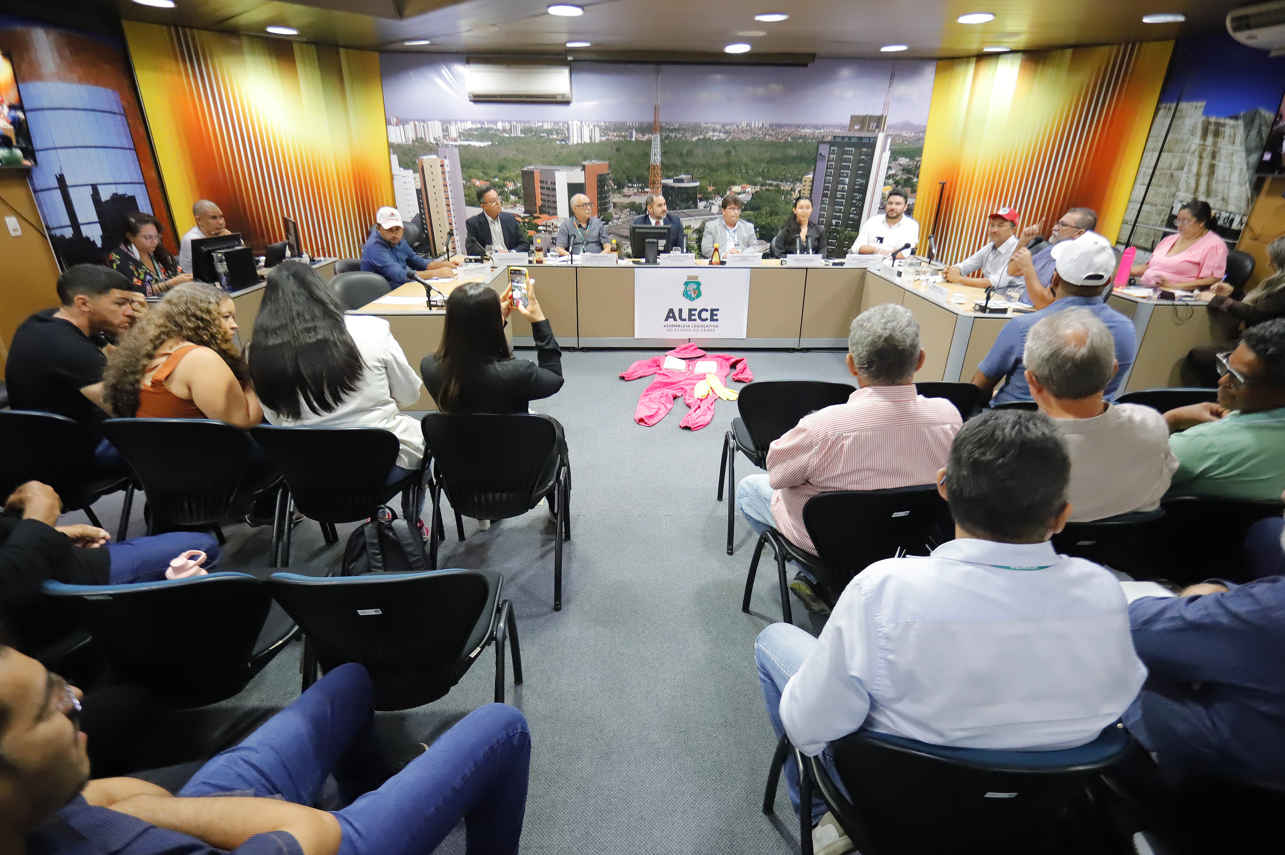 Produtores de mel cobram políticas de incentivo à apicultura no Ceará