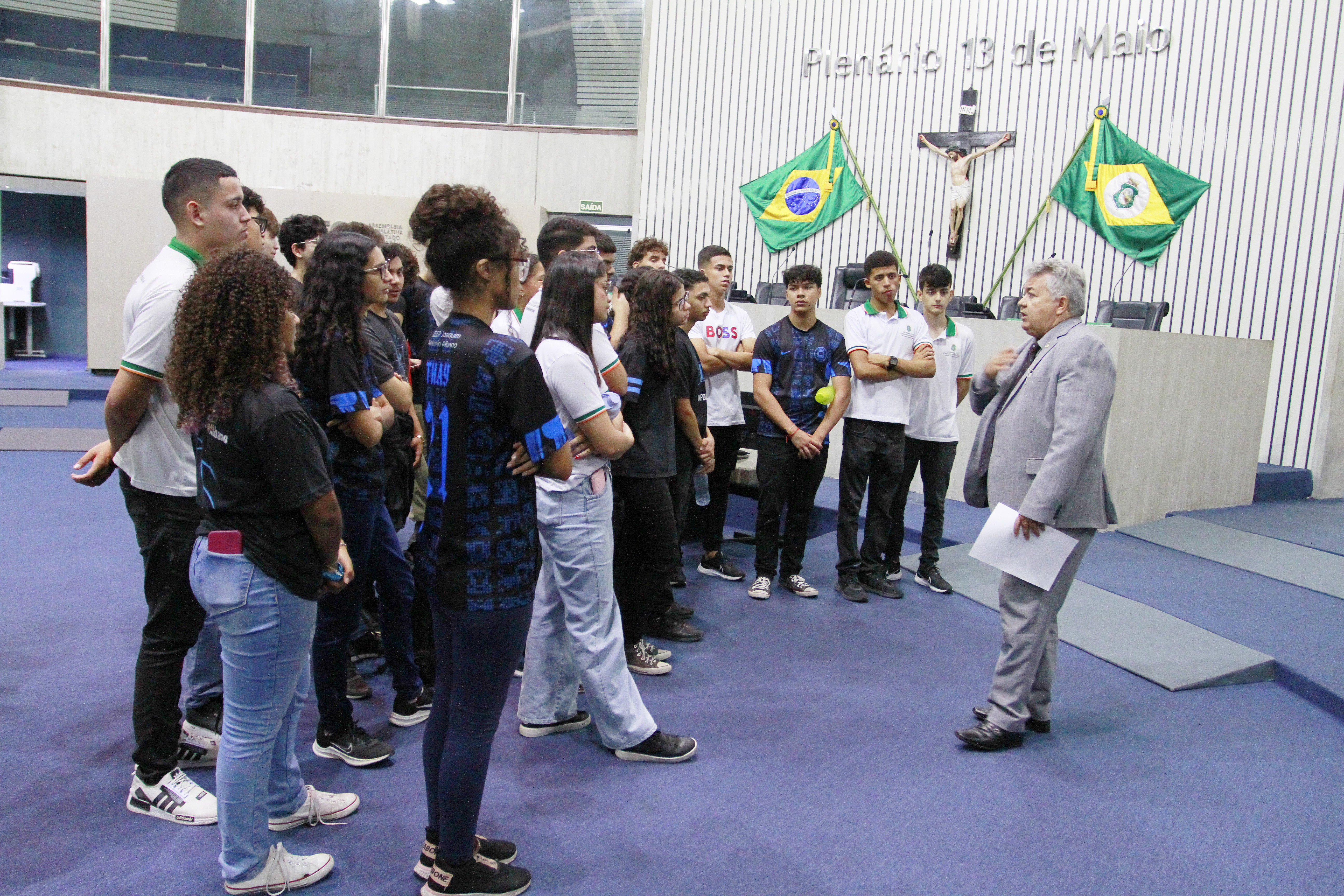 Alunos da Escola Professor Joaquim Antônio Albano conhecem as instalações e serviços da Alece e conversam com deputado Tomaz Holanda