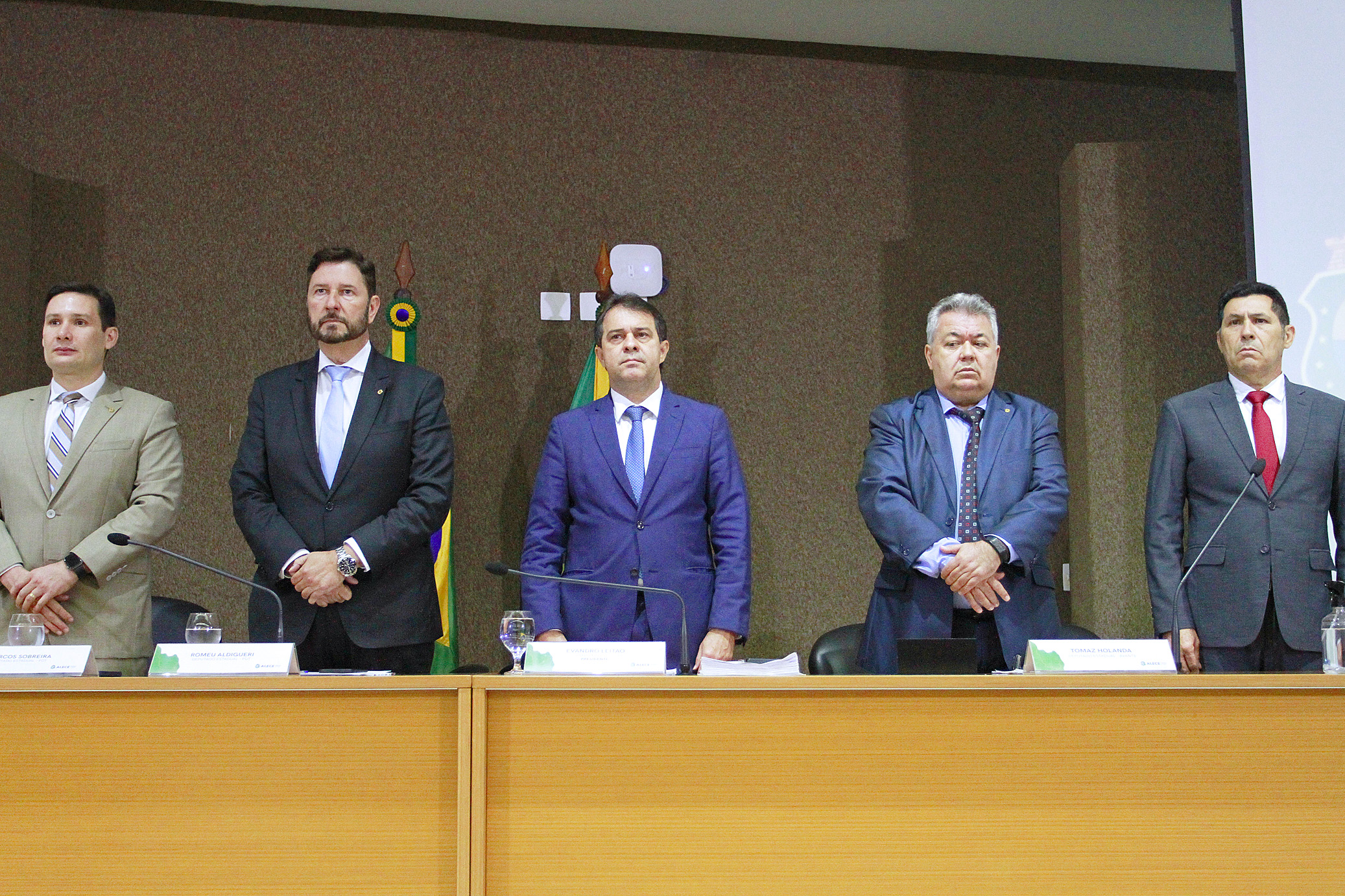 Minuto de silêncio durante sessão legislativa desta terça-feira