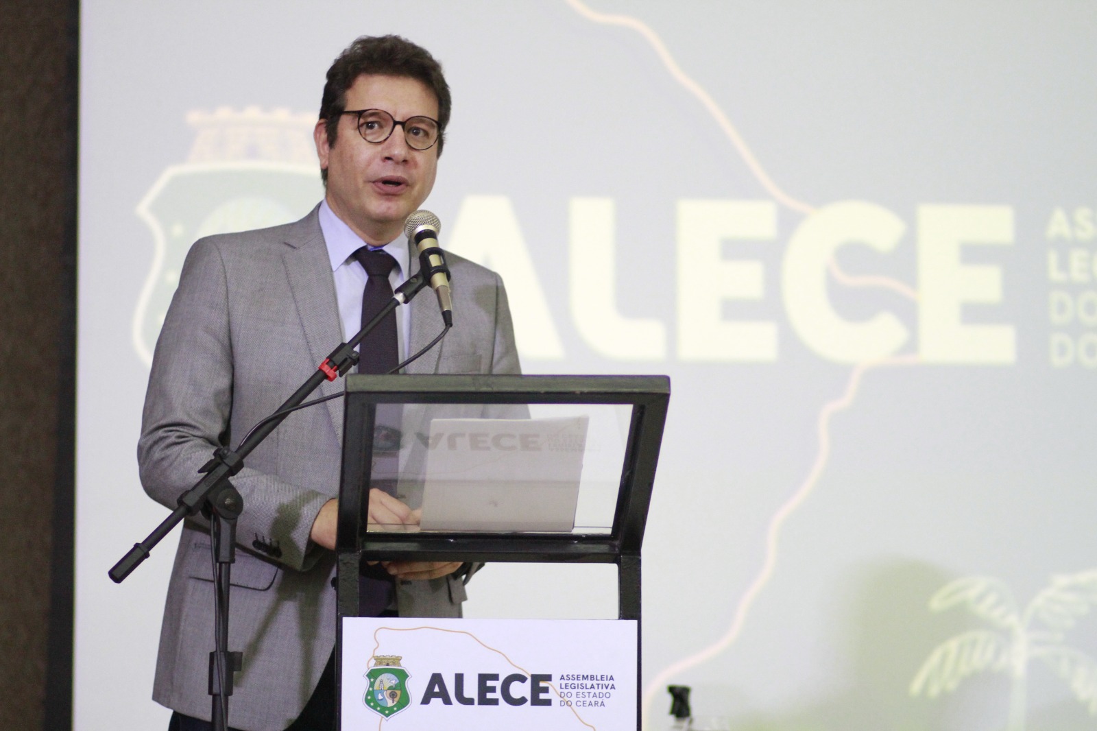 Renato Roseno comemora alterações no PCCV de docentes de universidades