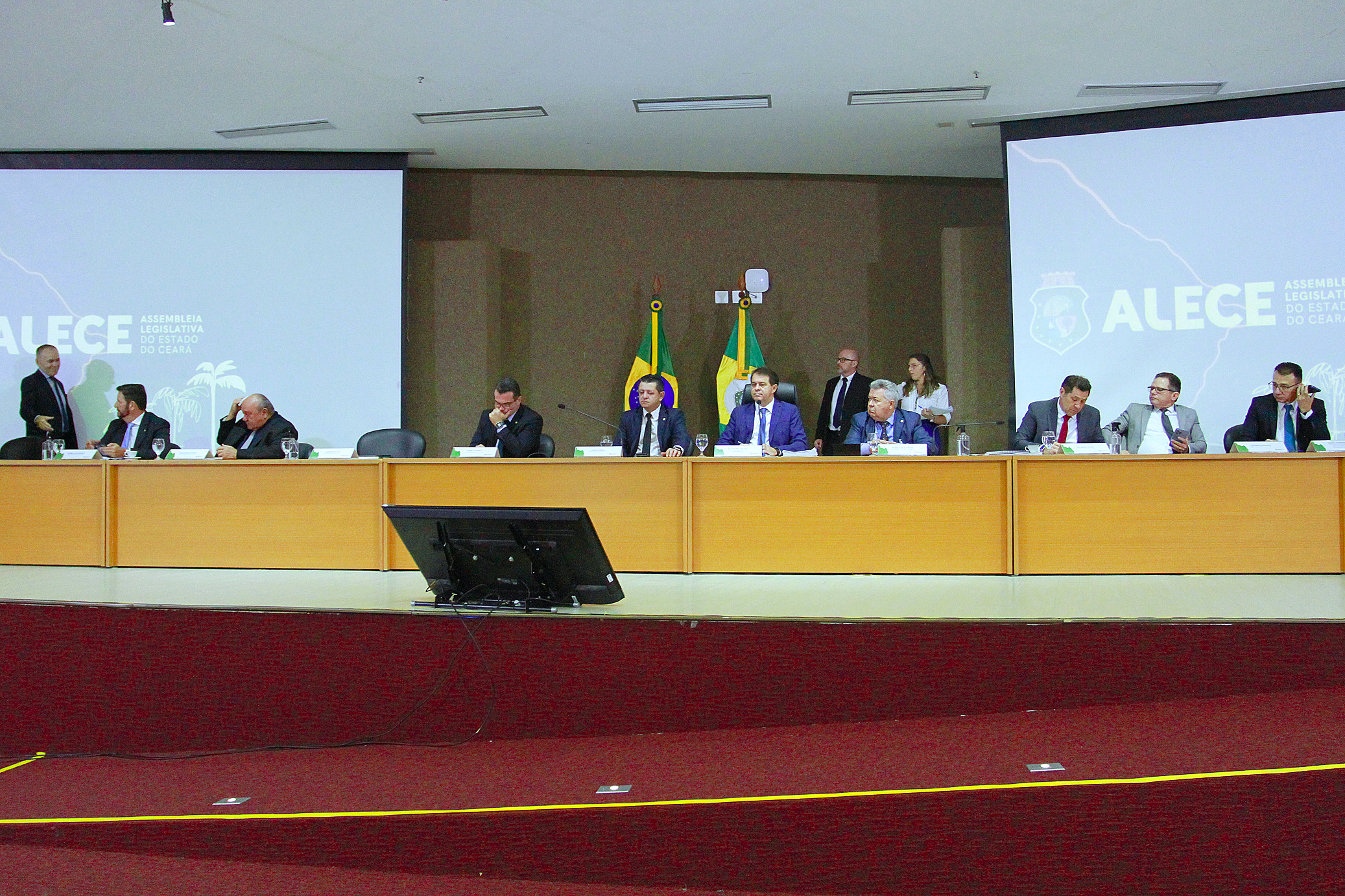 Votação durante a sessão plenária desta terça-feira