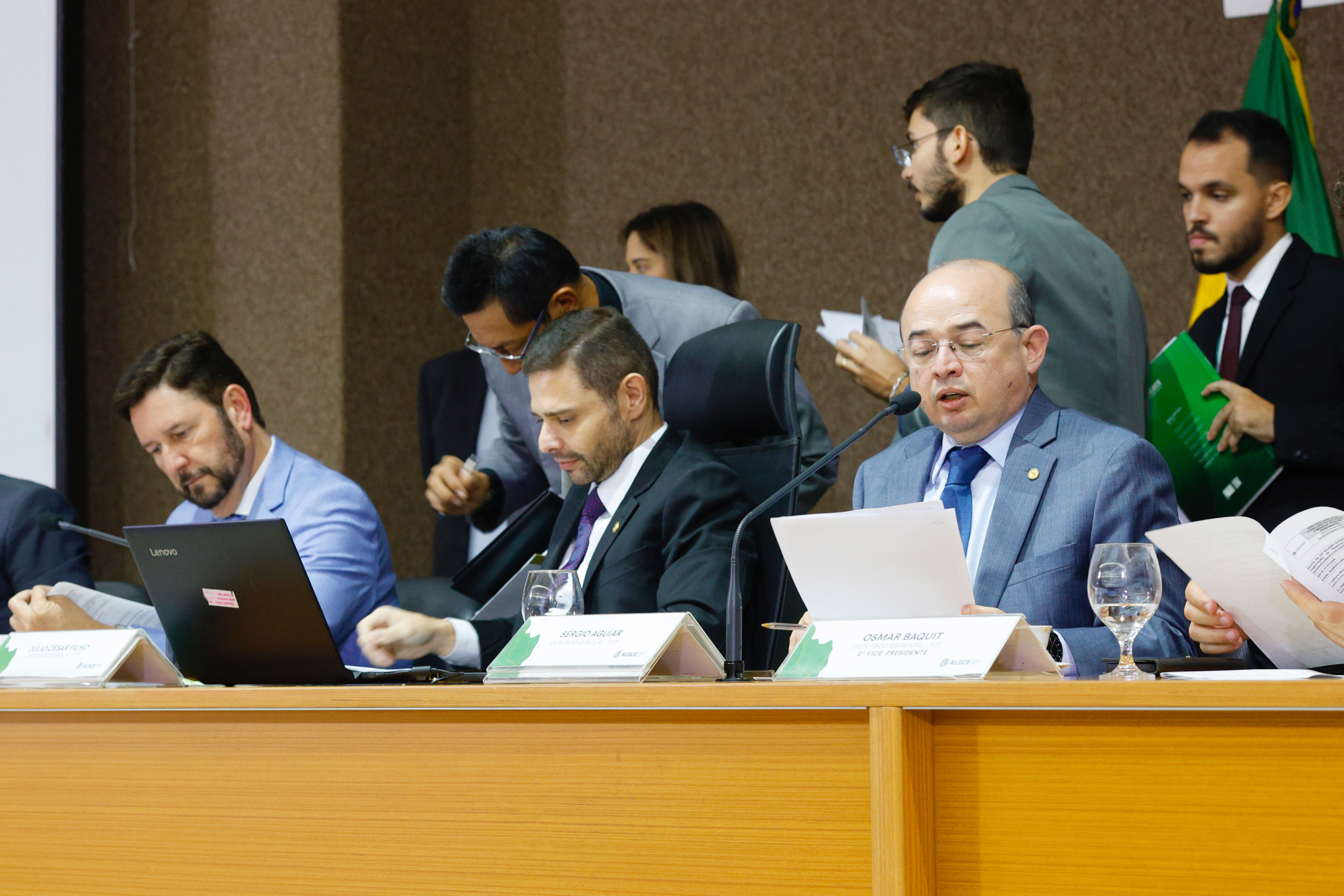 Deputado Sérgio Aguiar (à direita), presidente da Unale, defendeu a iniciativa junto à Mesa Diretora da Alece - Foto: Máximo Moura