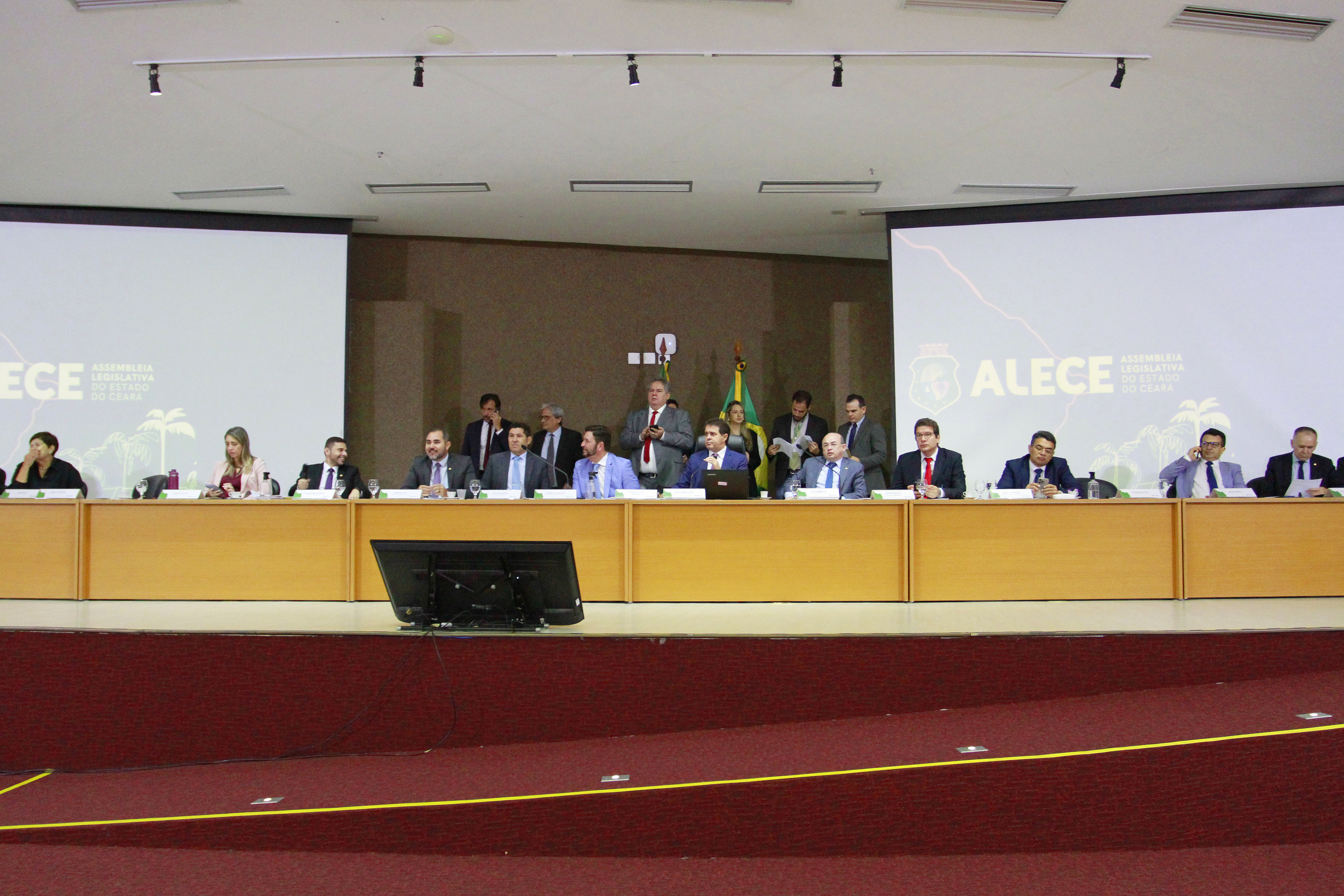 Alece aprova cinco projetos do Executivo e mais de quarenta de parlamentares