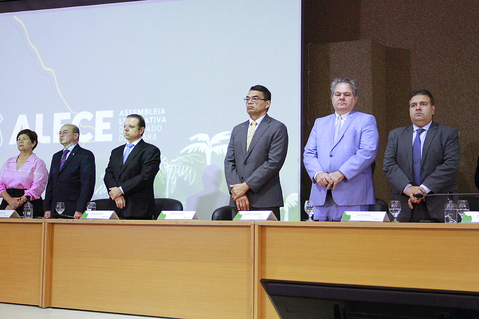 Minuto de silêncio durante a sessão plenária