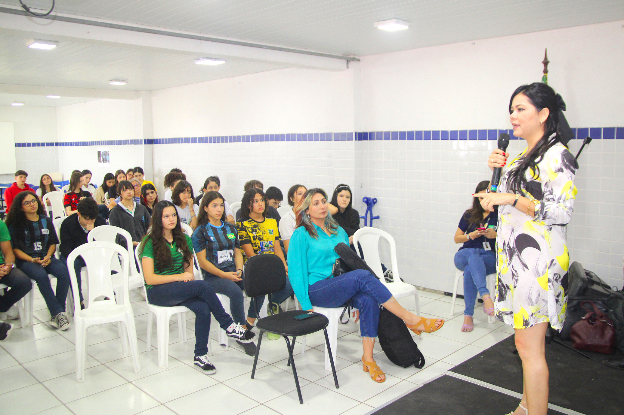 Roda de conversa sobre o projeto PEM nas Escolas para alunos do 1º e do 3º Ano do Ensino Médio da Escola Daulia Bringel,