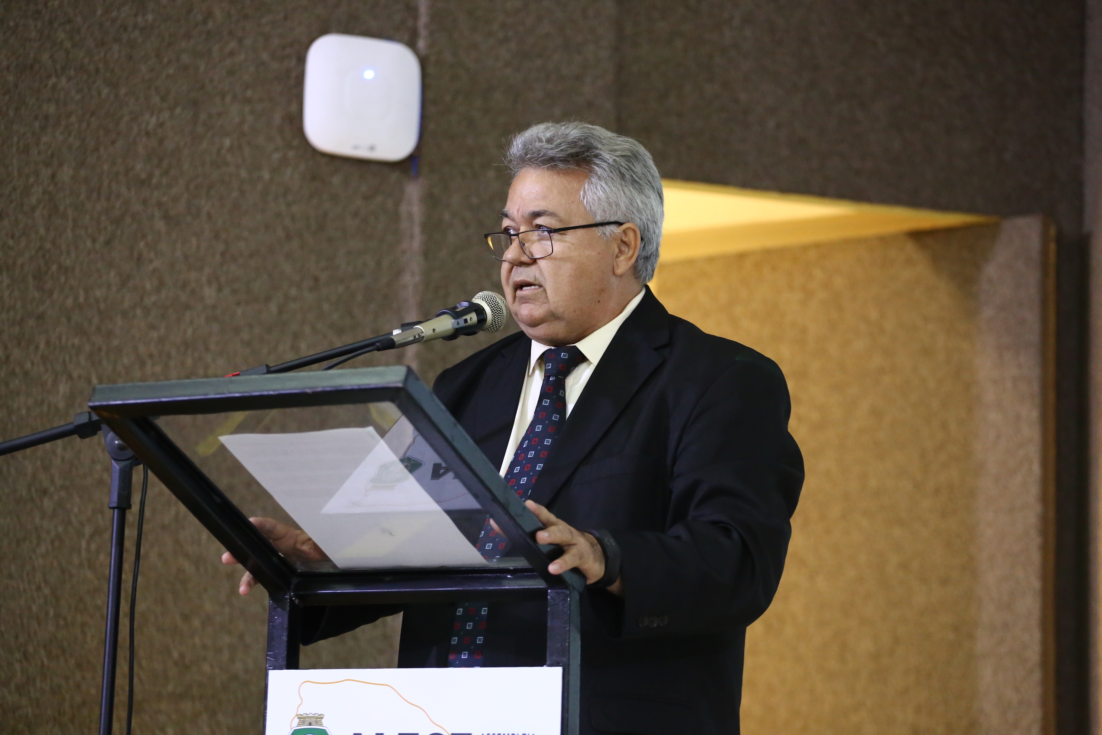 Tomaz Holanda comemora aprovação de projeto de lei de sua autoria