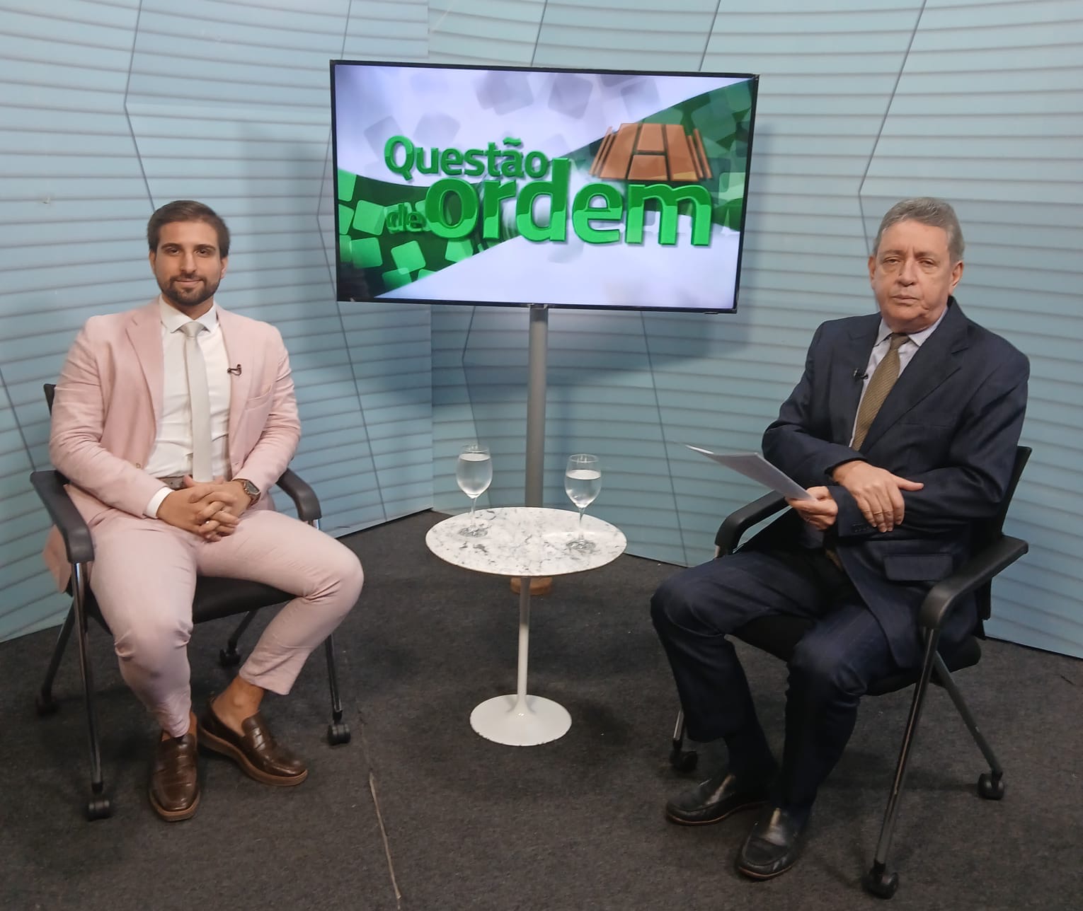 Renato Abreu (dir.) entrevista o advogado especialista em direito eleitoral Raul Bittencourt (esq.)