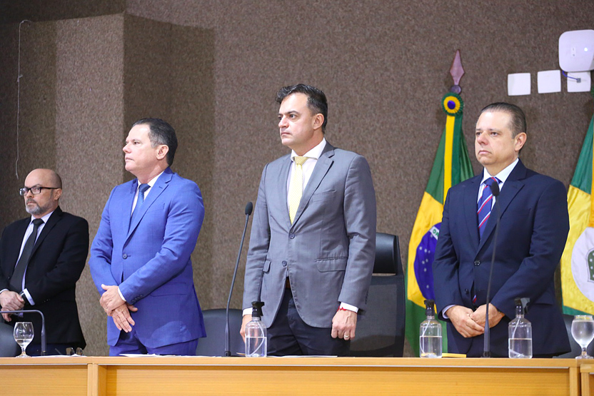 Minuto de silêncio pelo falecimento do ex-deputado estadual João Luiz Ramalho de Oliveira Filho