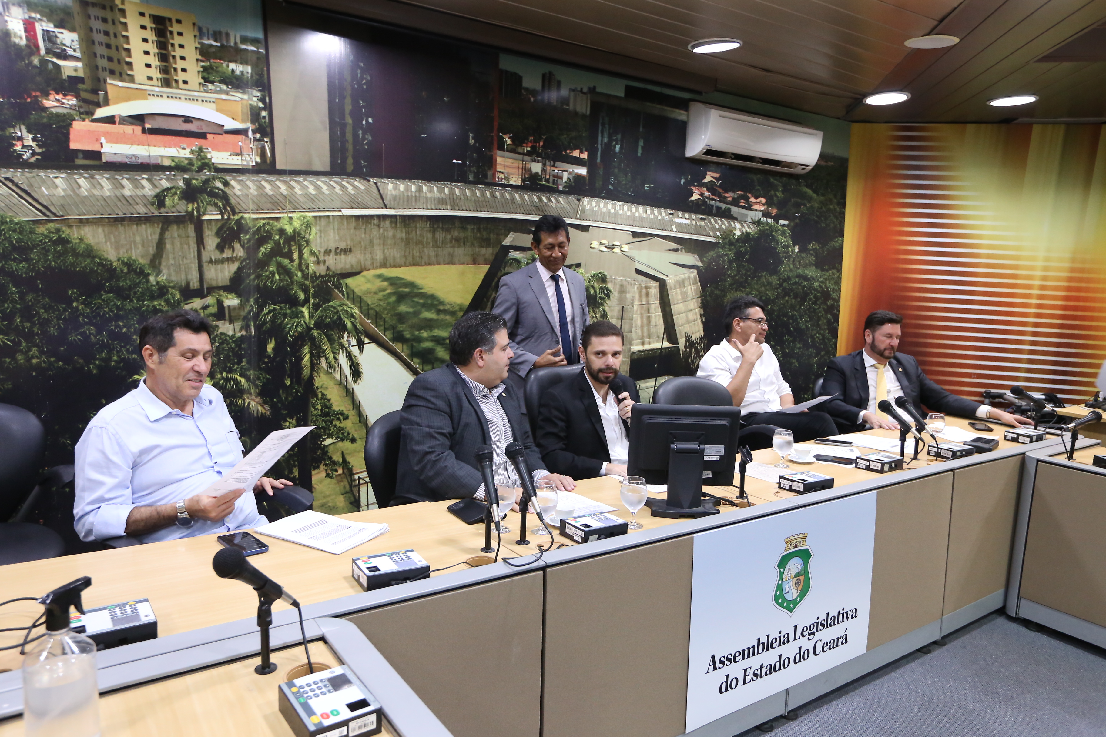 CCJR aprova proposição que altera os subsídios do governador e vice do Ceará