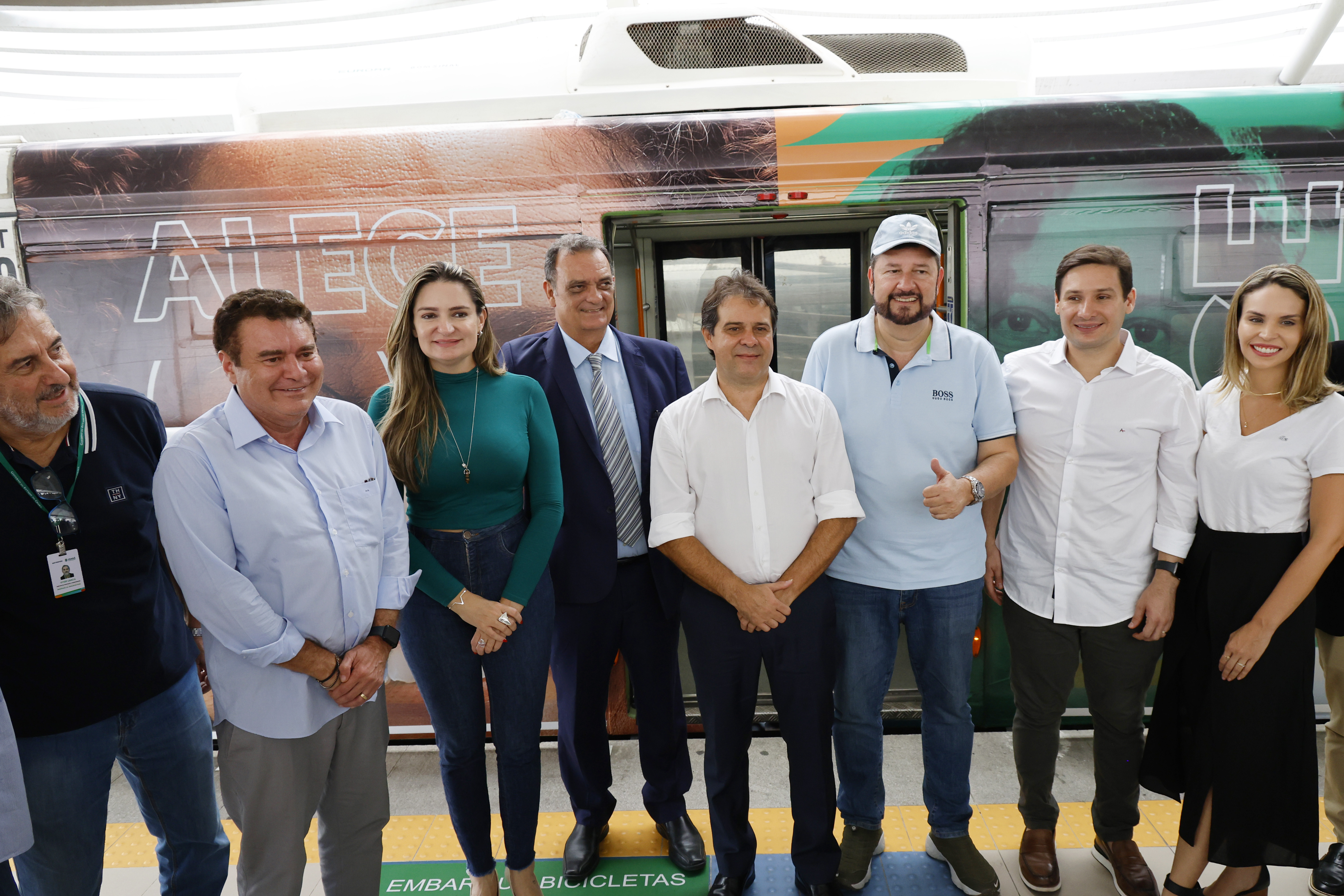 Secretário da Seinfra, Antonio Nei, senadora Augusta Brito, presidente do Metrofor, Plínio Saboya, presidente da Alece, Evandro Leitão e deputados Romeu Aldigueri, Marcos Sobreira e Gabriella Aguiar conferem adesivação de trens