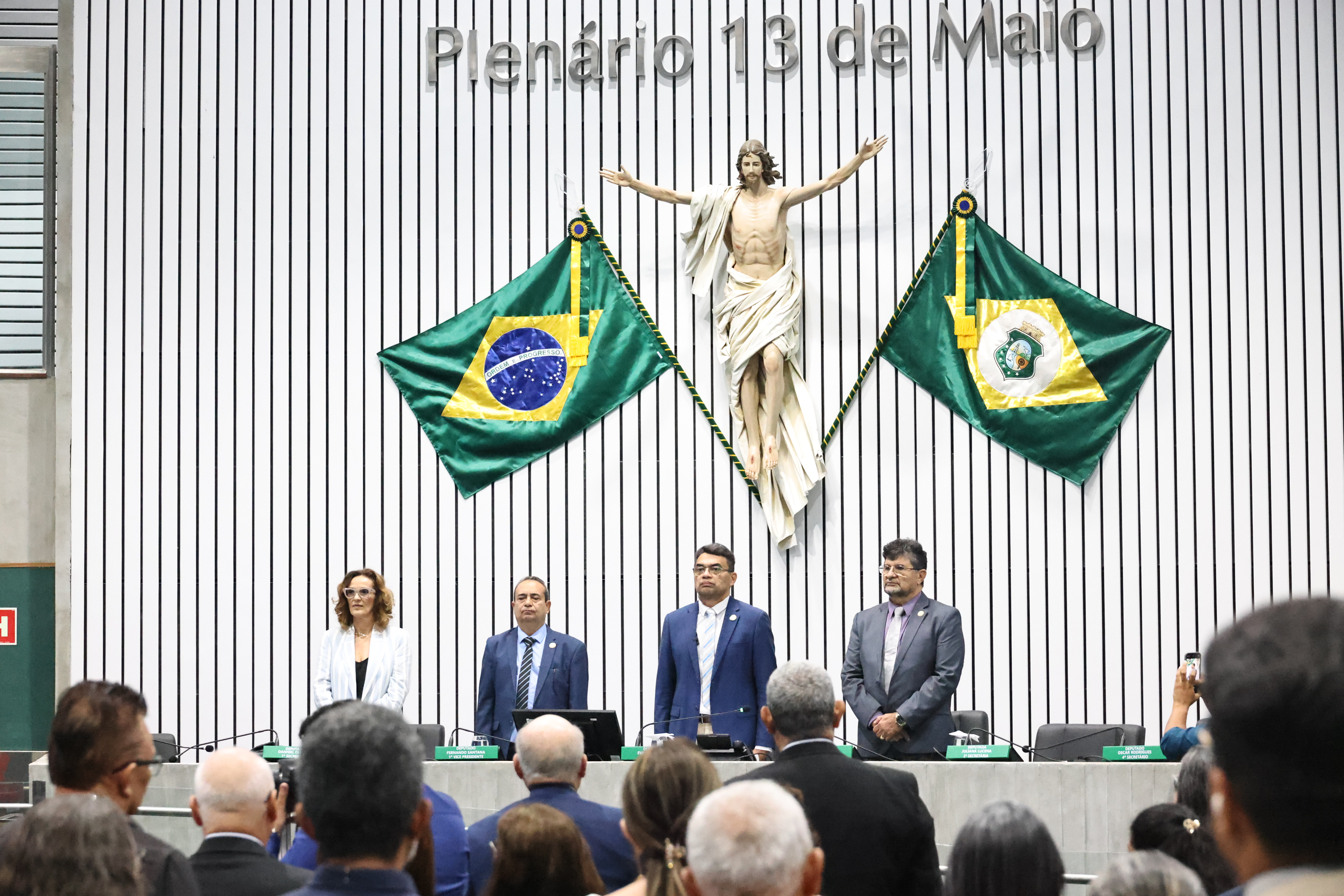 Sessão solene foi realizada no Plenário 13 de Maio