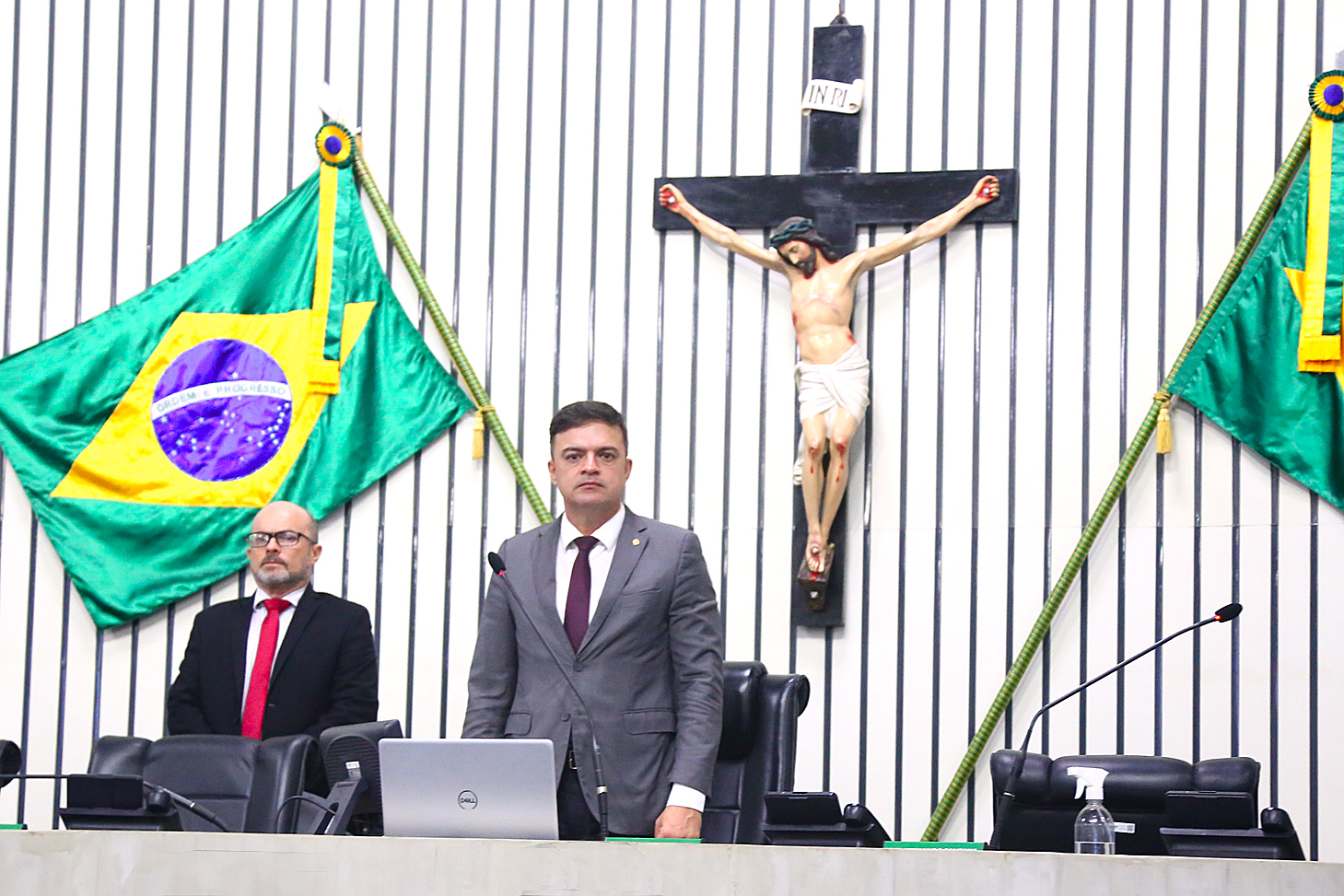 Minuto de silêncio durante a sessão plenária
