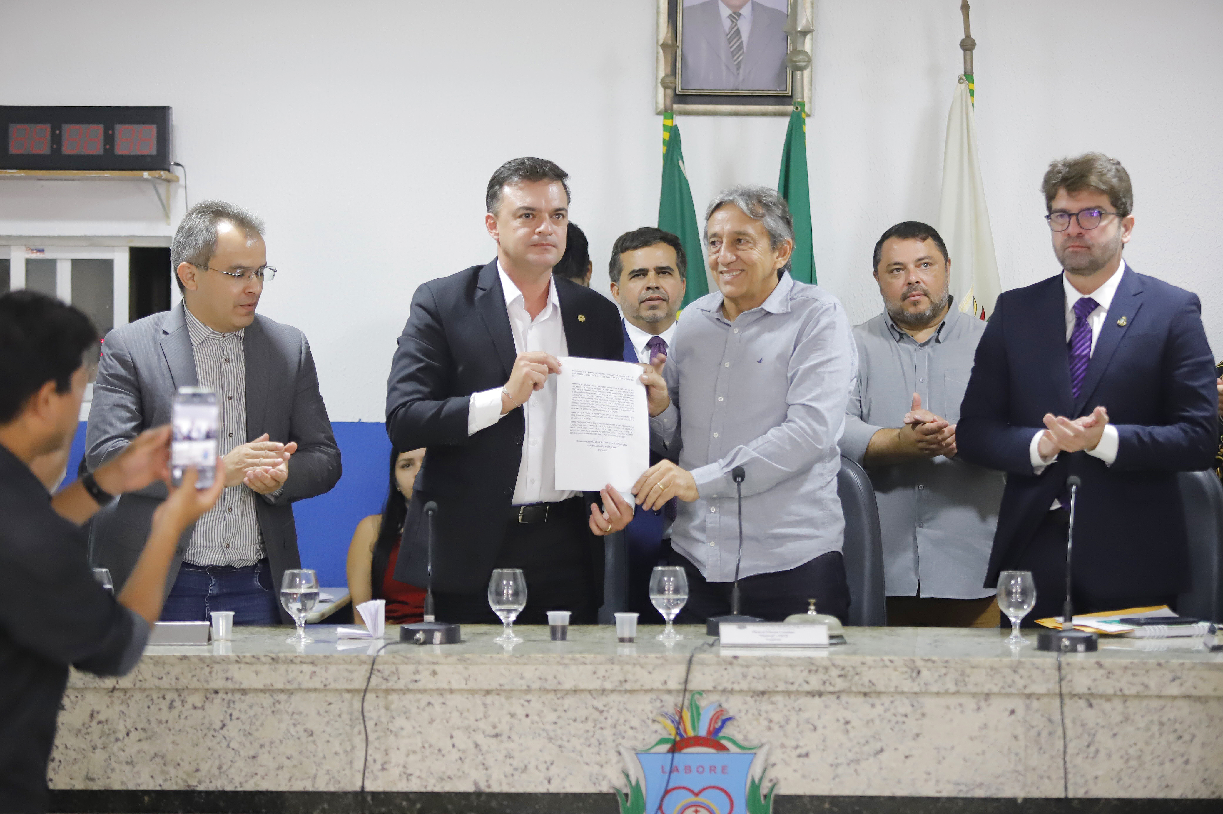 Presidente da Câmara do Crato, Florisvaldo Coriolano, entrega à CPI relatório com as insatisfações contra serviços da Enel no município