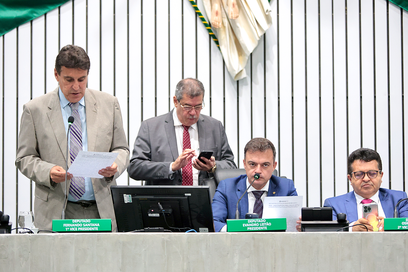 Votação durante sessão plenária desta quinta-feira