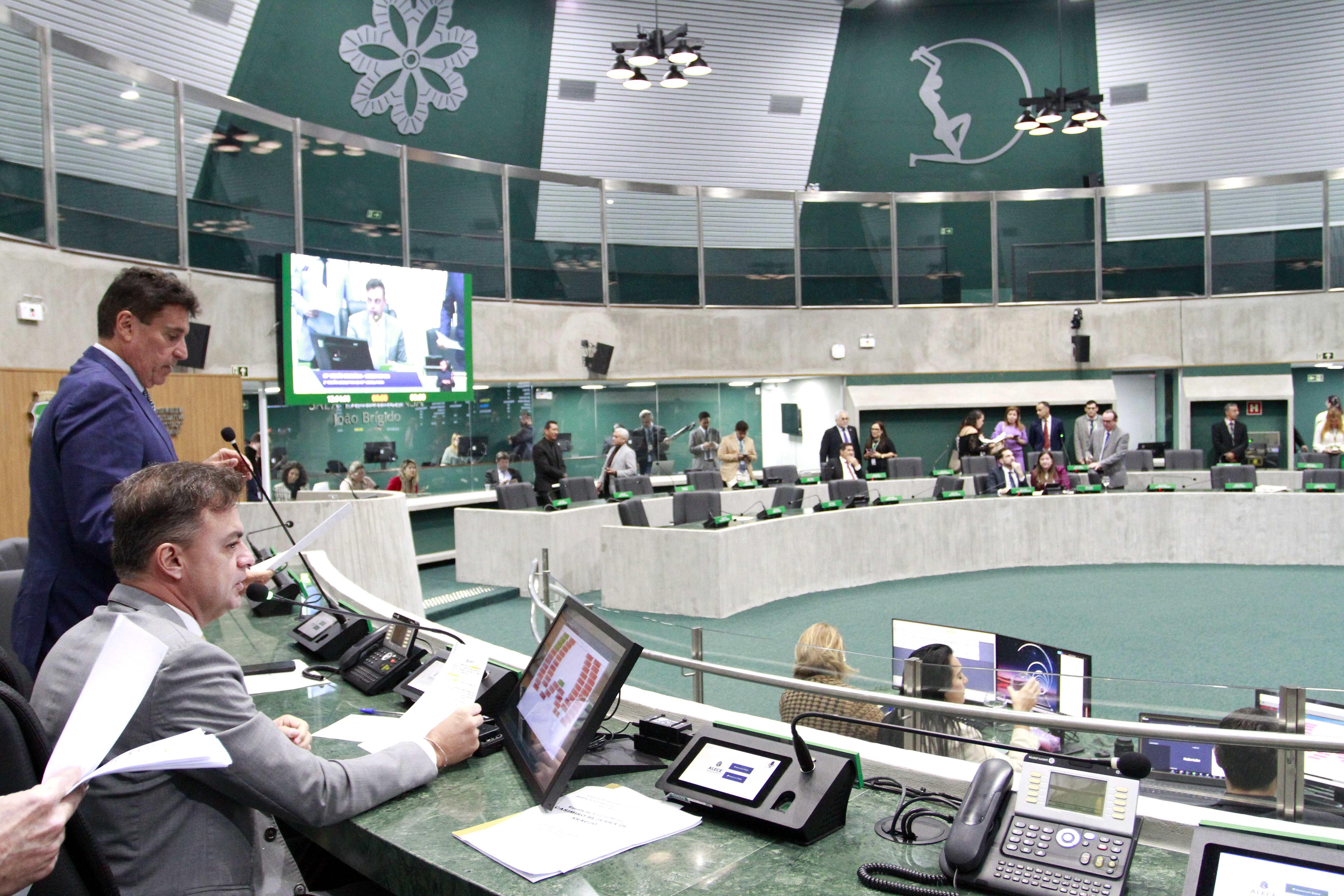 Votação durante sessão plenária desta quarta-feira