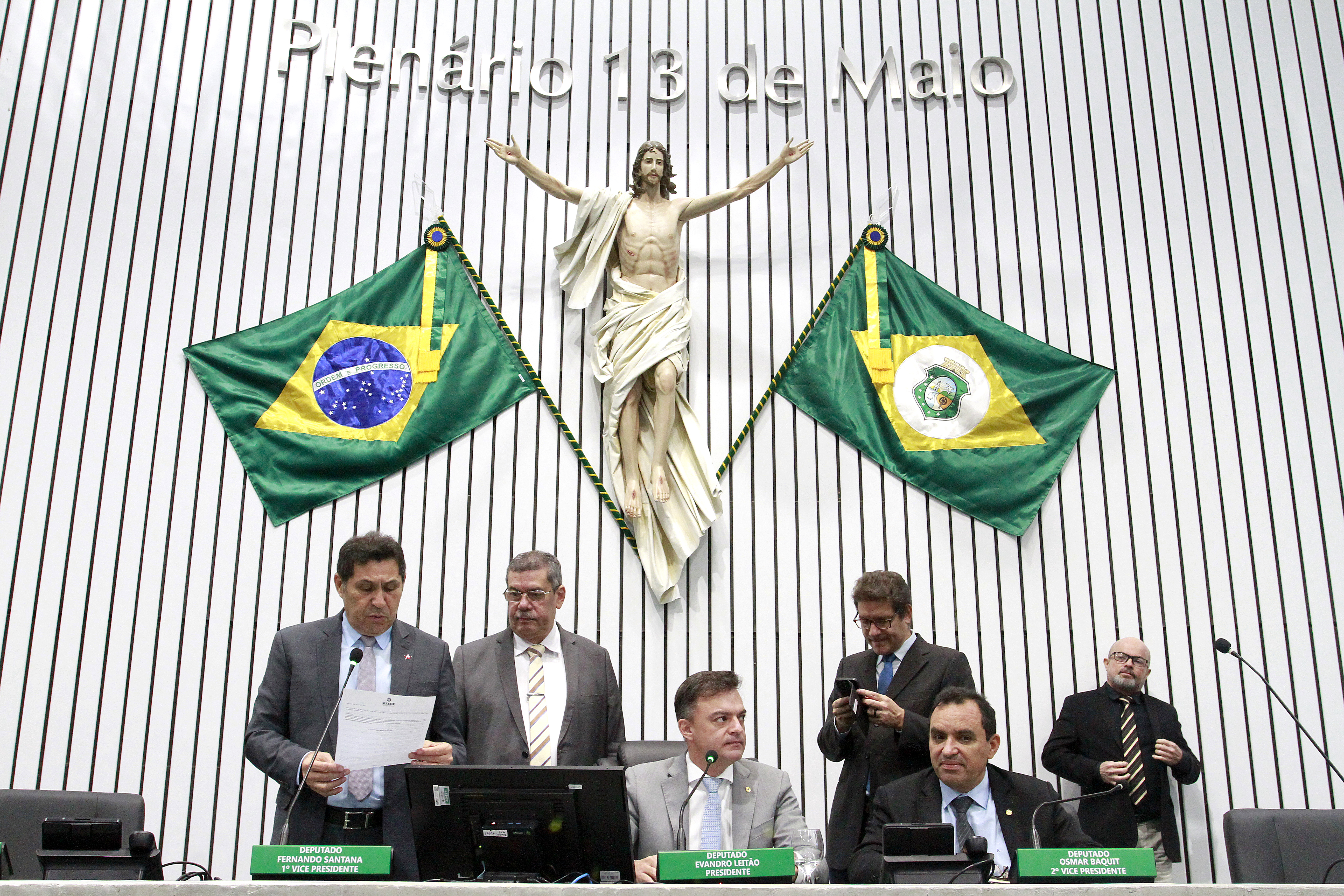 Votação durante sessão plenária desta terça-feira