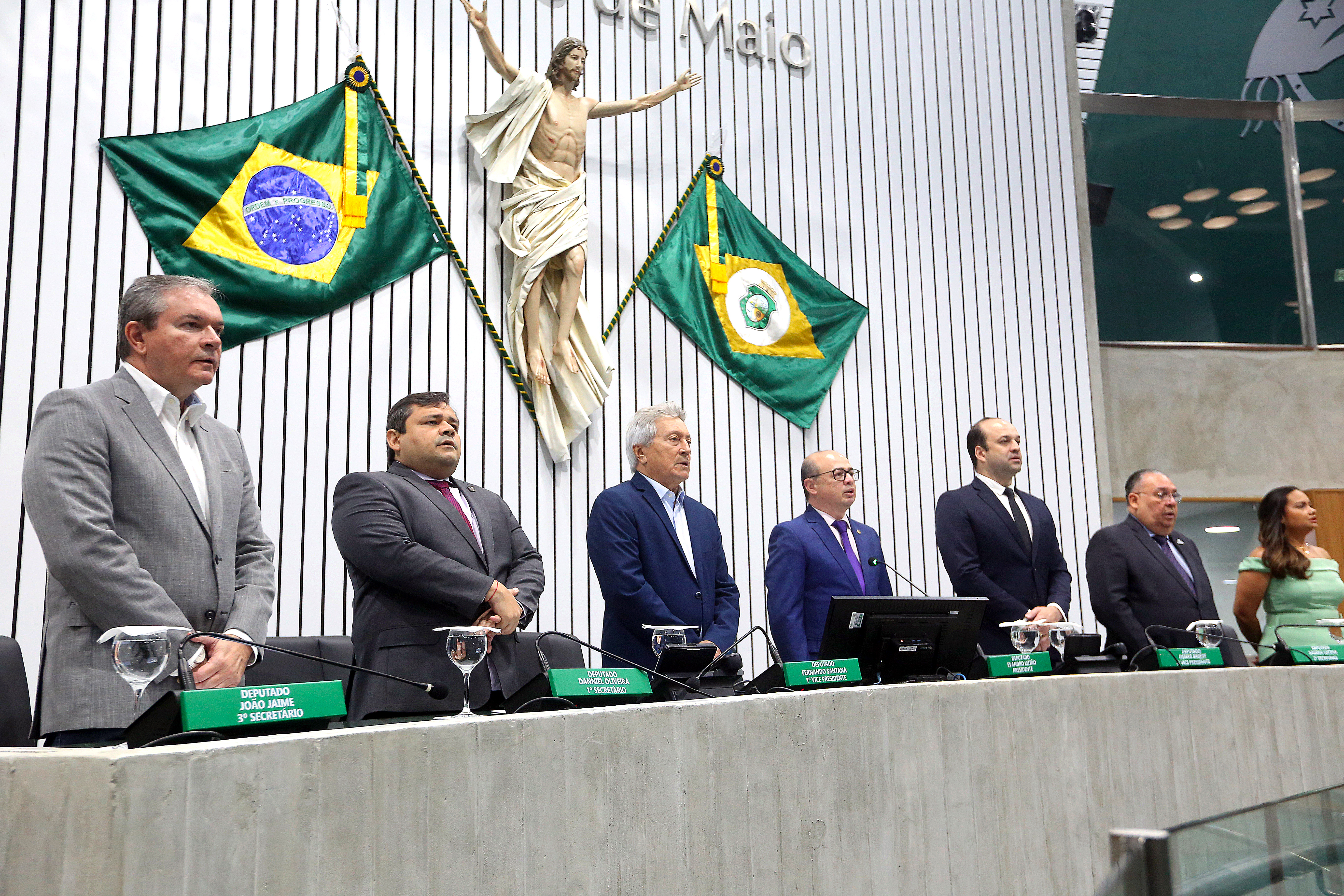 Alece destaca trabalho desenvolvido pelos profissionais em cerimônia no Plenário 13 de Maio.