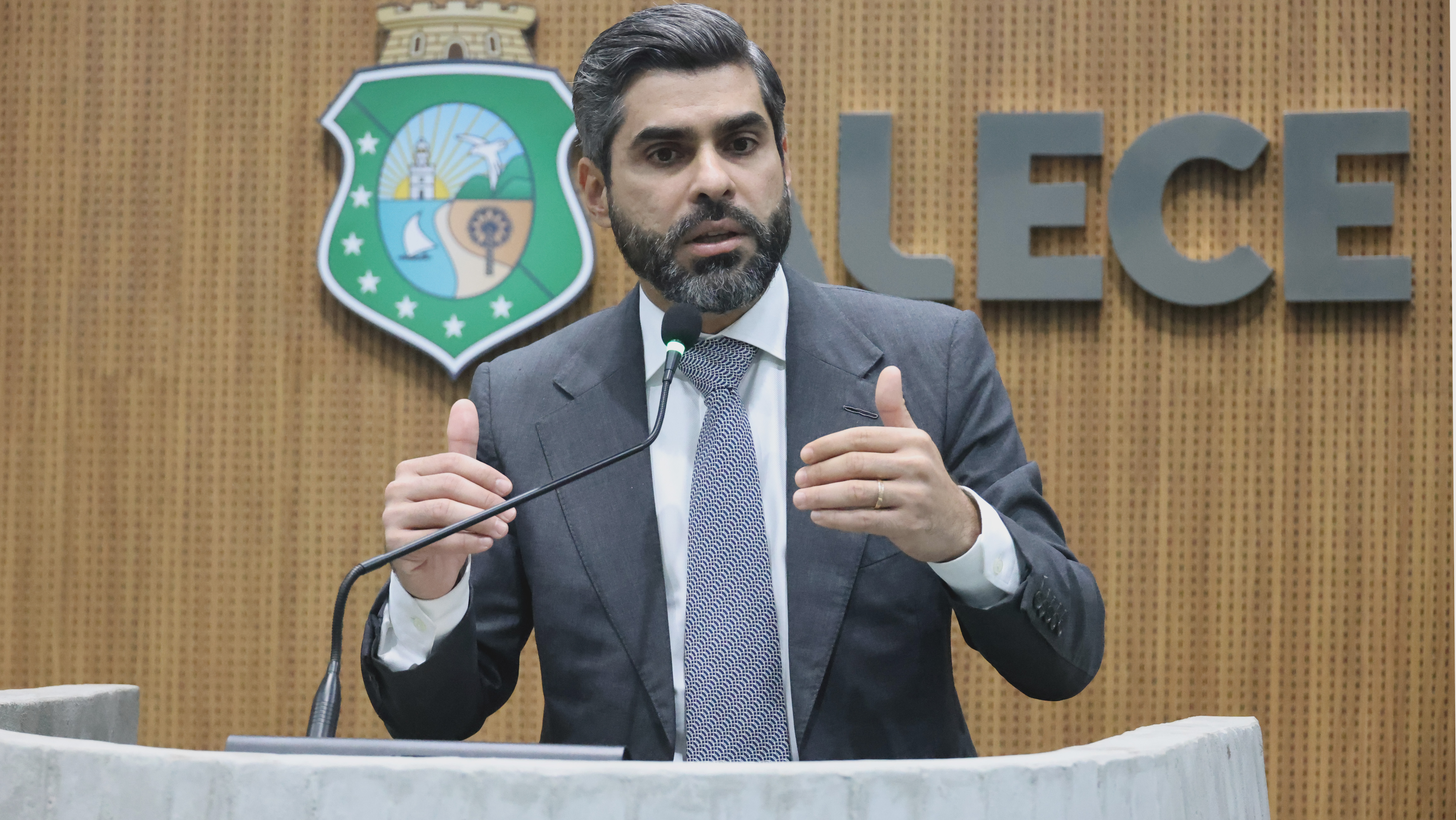 Queiroz Filho defende PL sobre uso de drones na pulverização aérea no CE