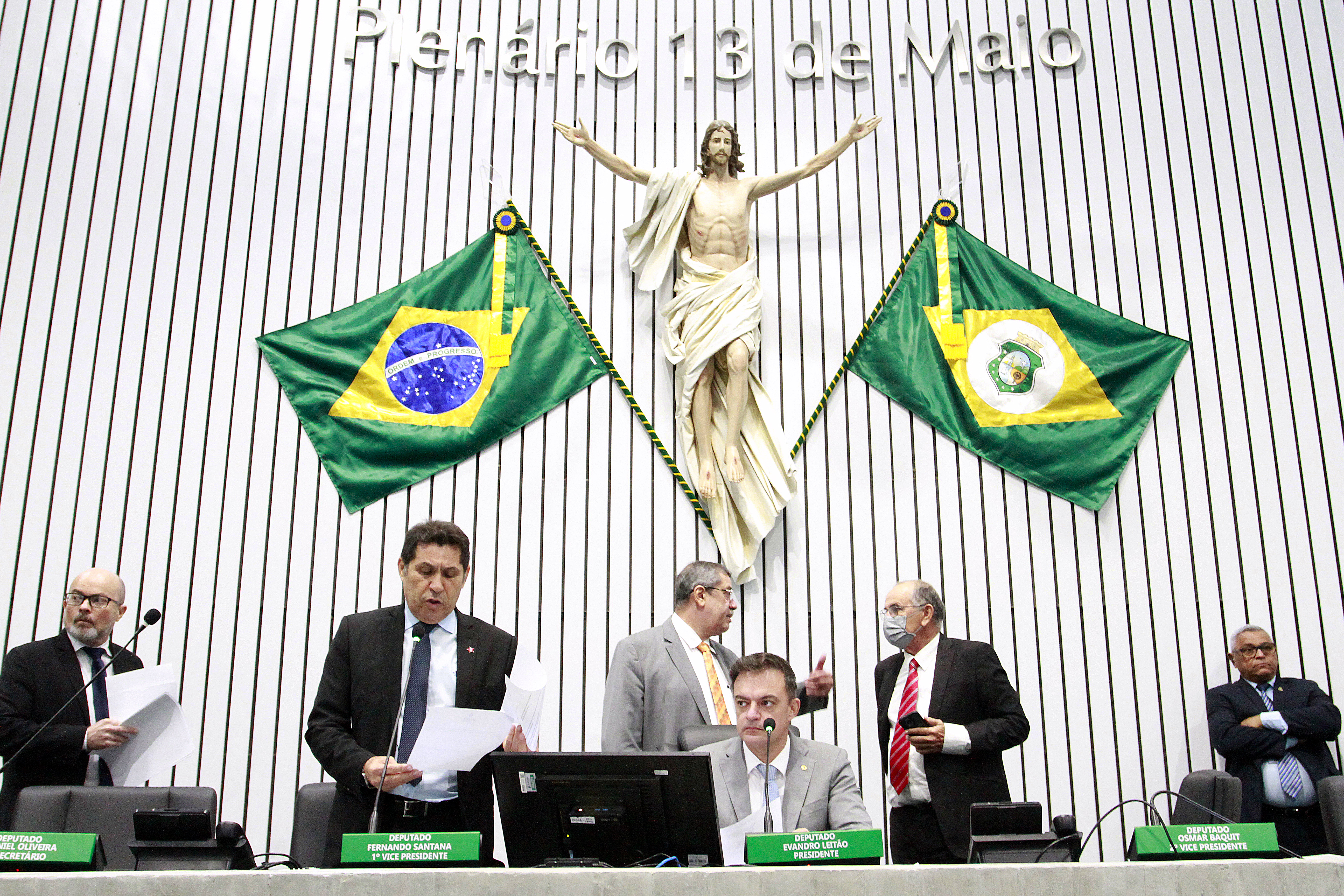 Votação durante sessão plenária desta terça-feira