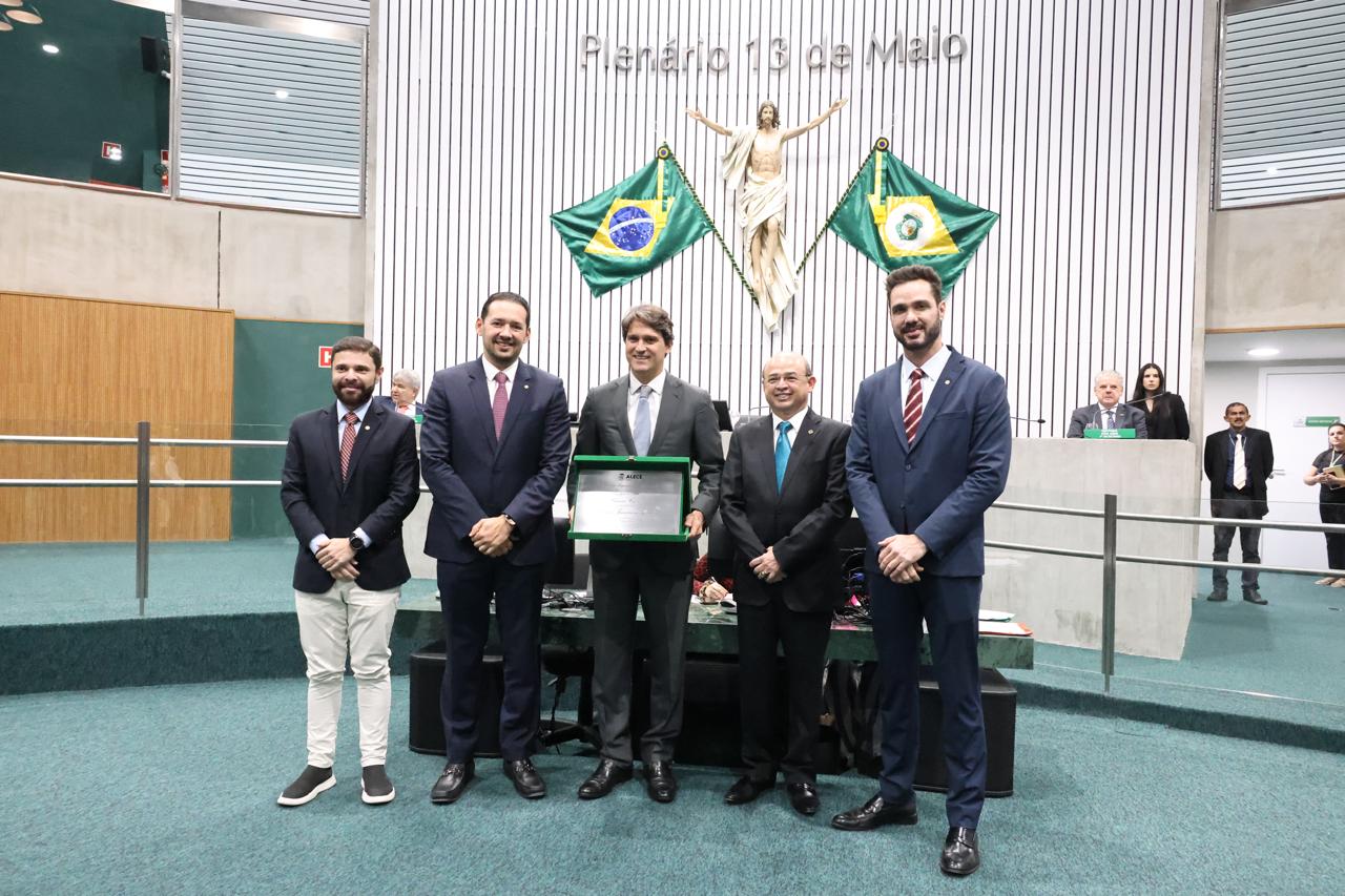 Sessão solene foi realizada no Plenário 13 de Maio