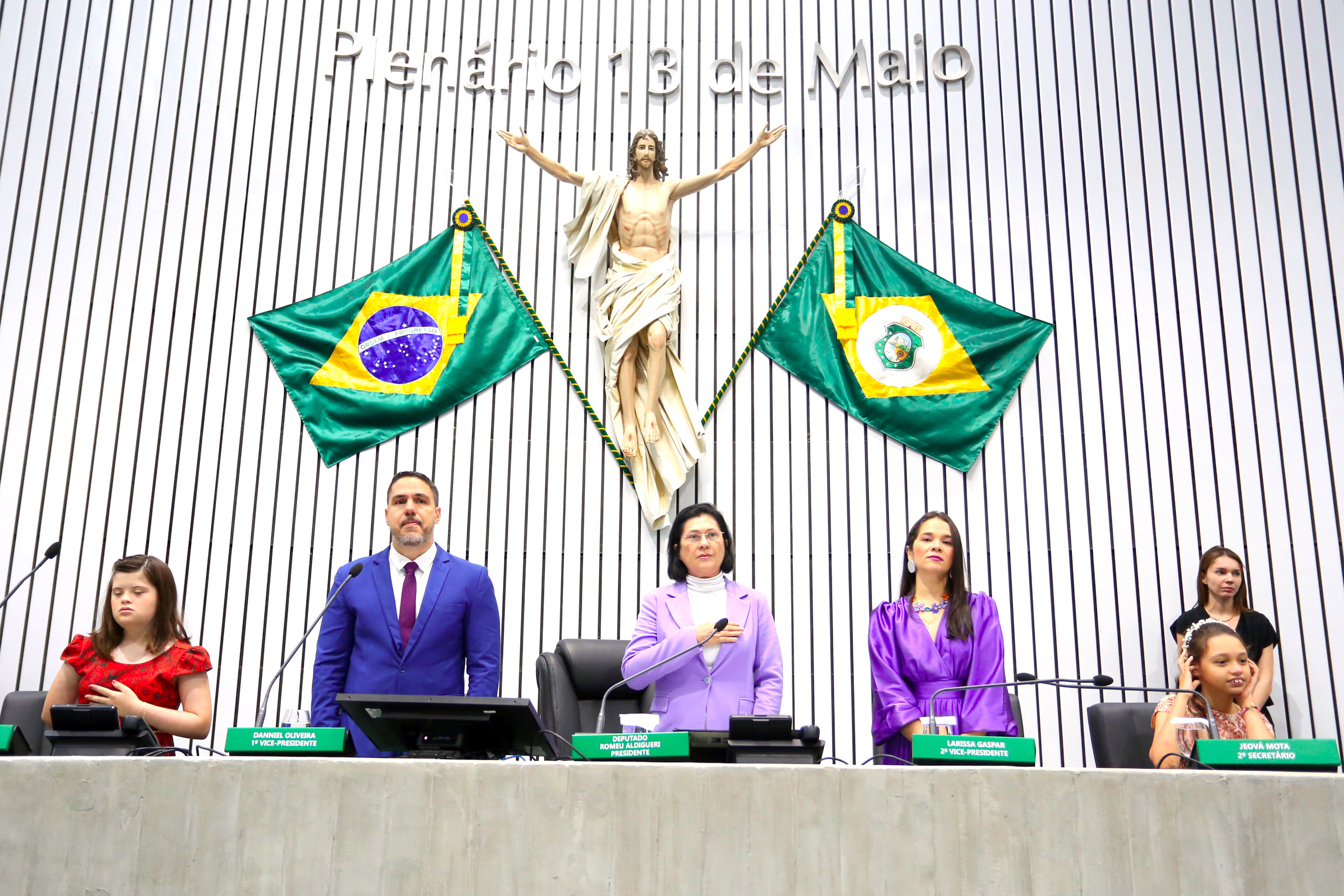 Marta Gonçalves divide a mesa da cerimônia com o homenageado.
