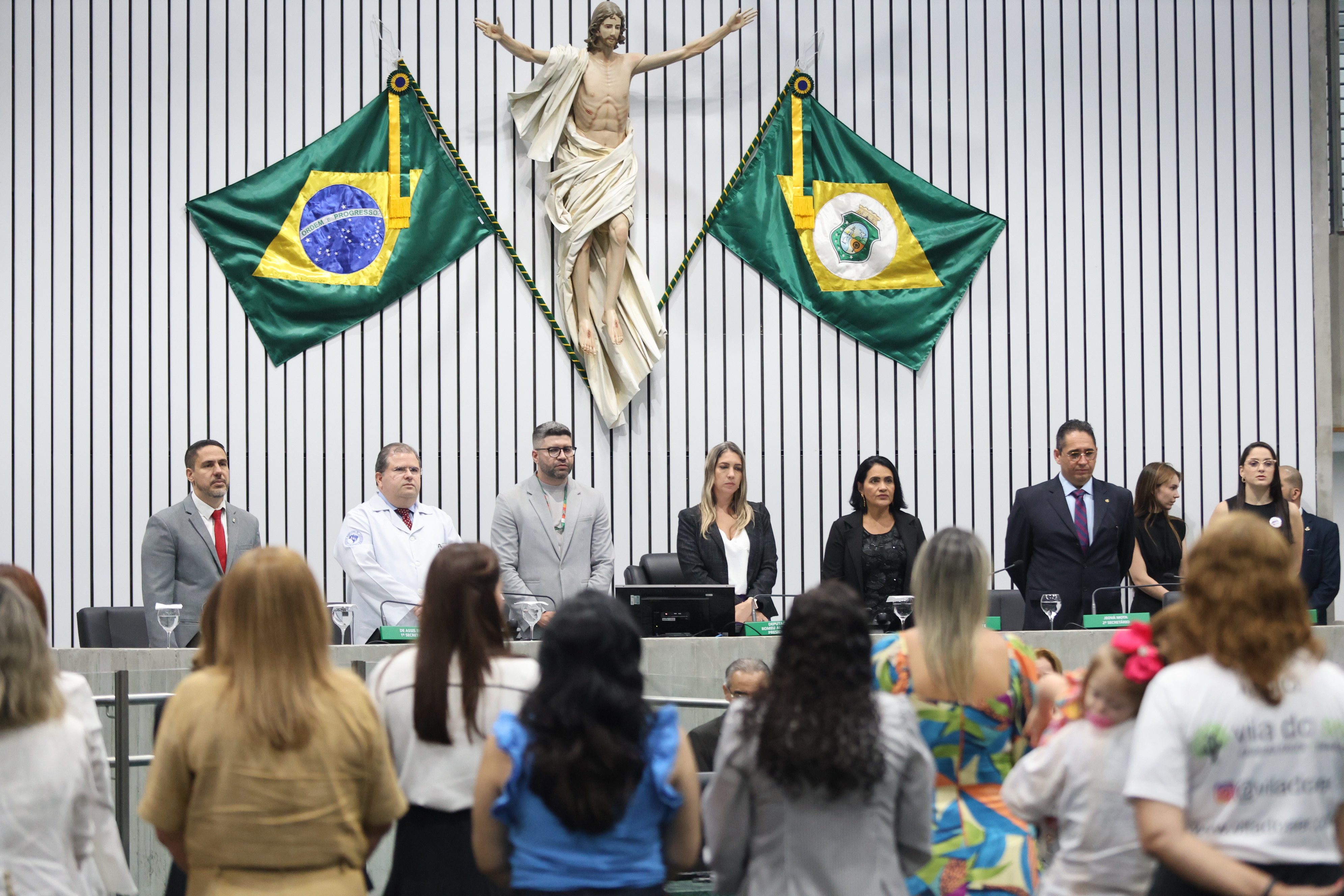 Sessão solene foi realizada no Plenário 13 de Maio