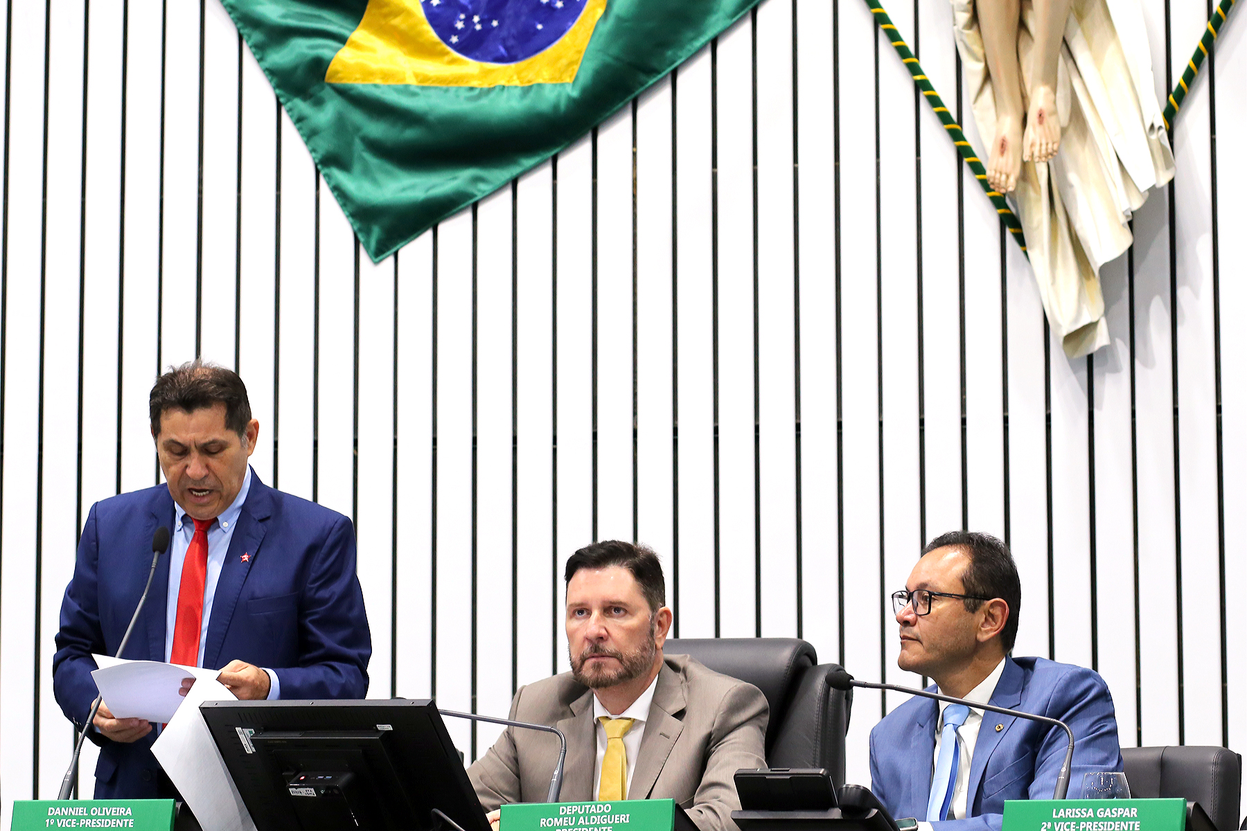 Leitura do expediente no início da sessão plenária desta quinta-feira (13/03)