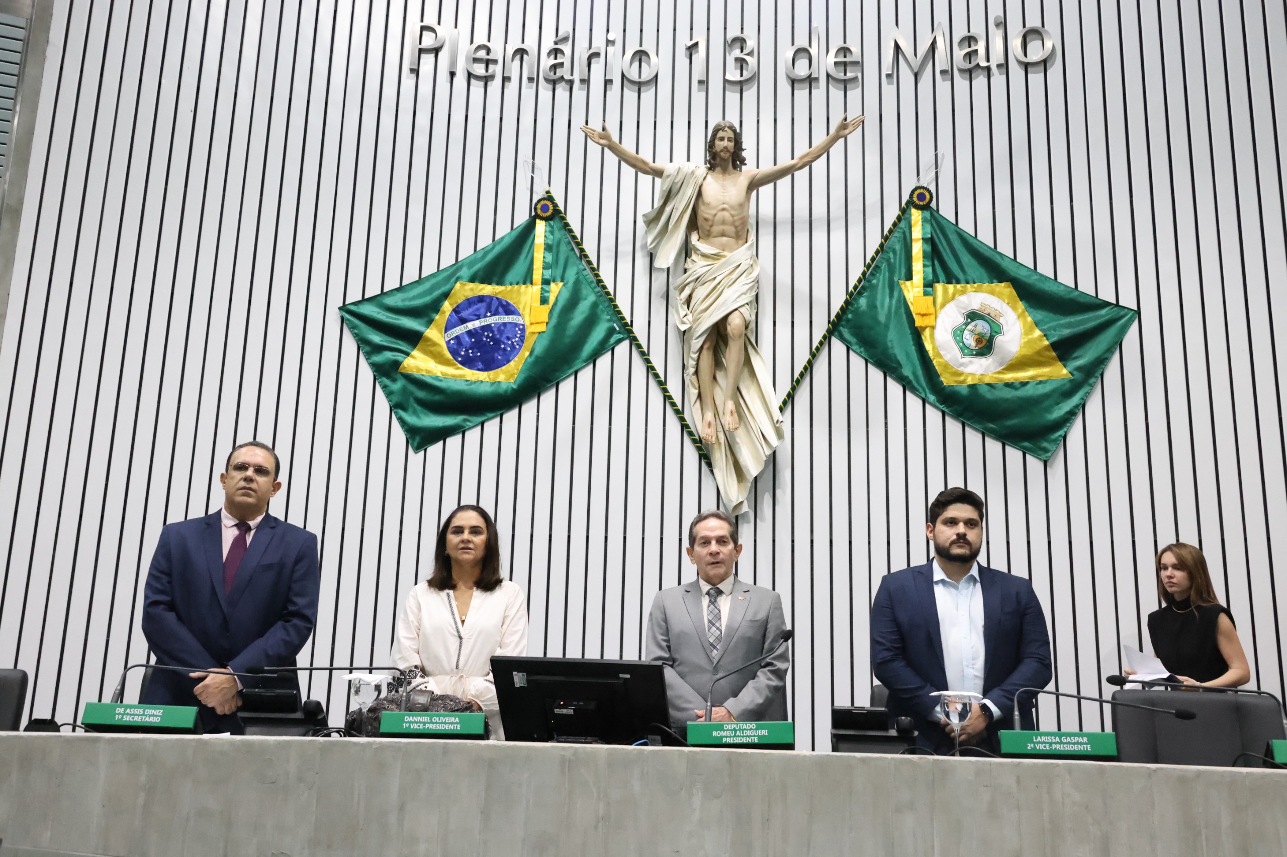 Sessão solene foi realizada no Plenário 13 de Maio