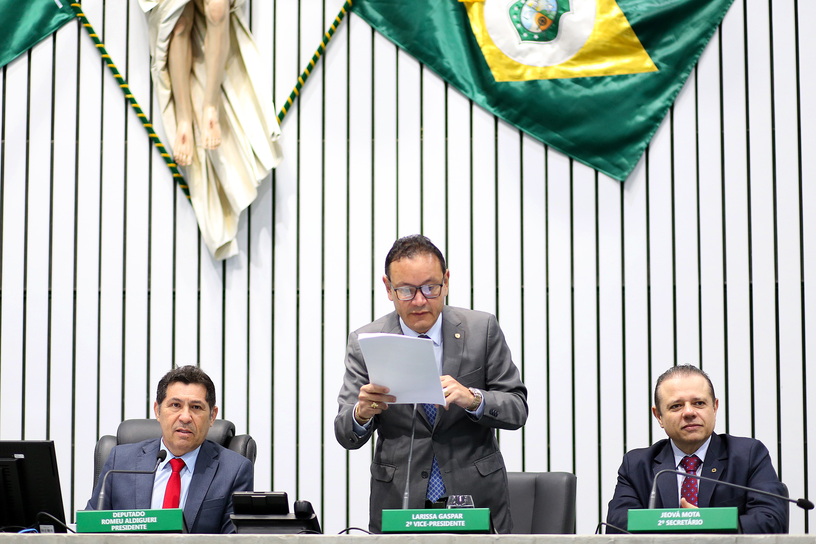 O deputado Stuart Castro (Avante) realiza a leitura do expediente
