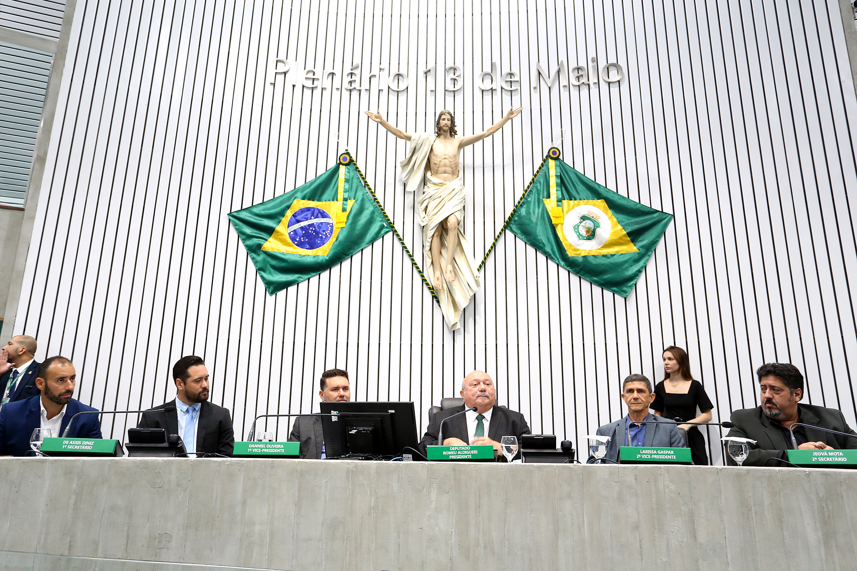 A mesa da cerimônia reuniu políticos e representantes do centro universitário