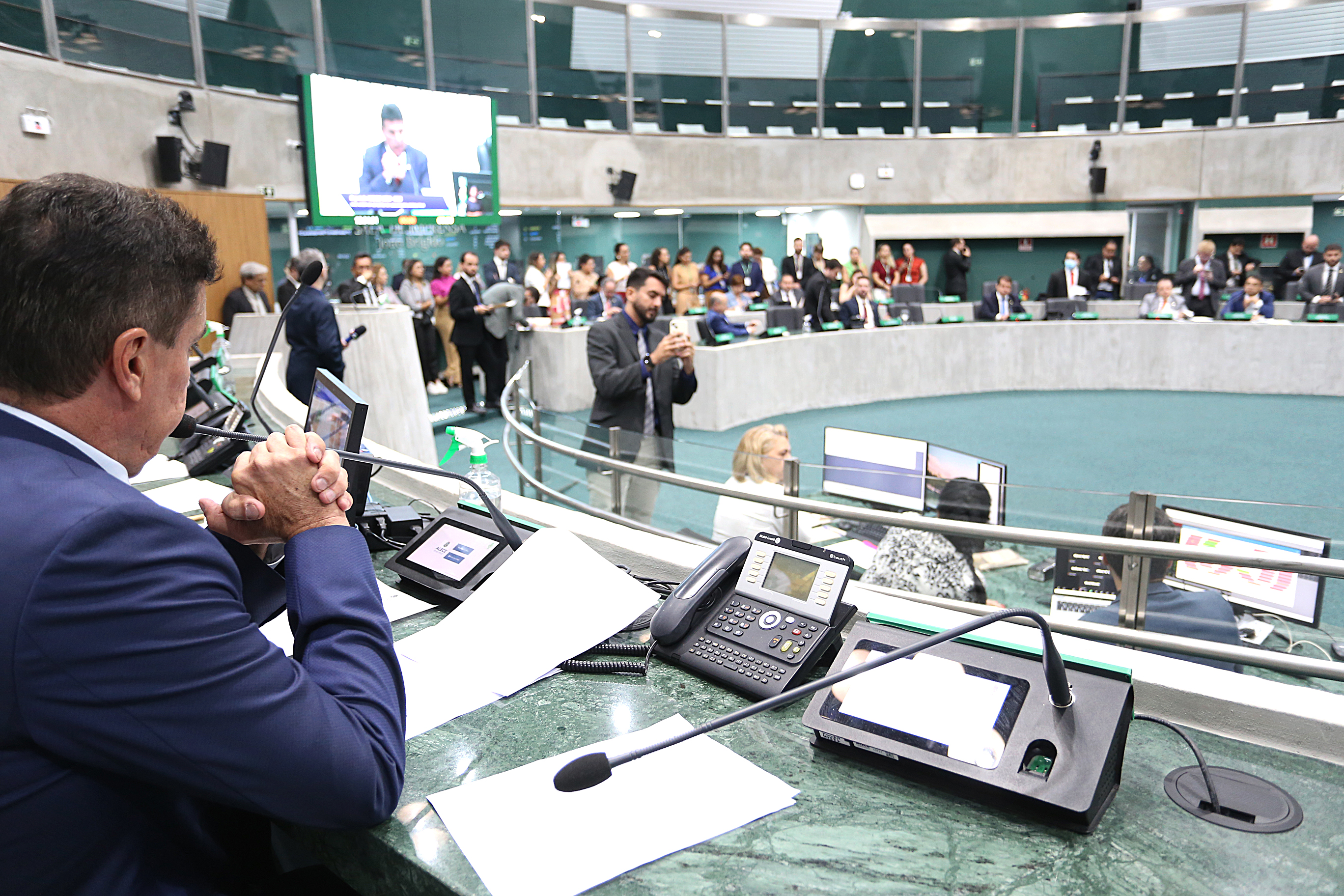 Temas como segurança, golpe militar, merenda escolar e saúde pautam falas de deputados