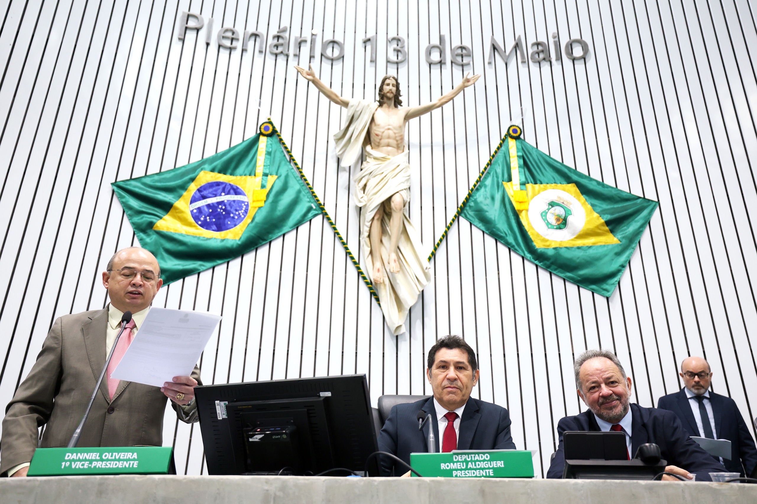 A leitura do expediente foi realizada pelo deputado Sérgio Aguiar (PSB).