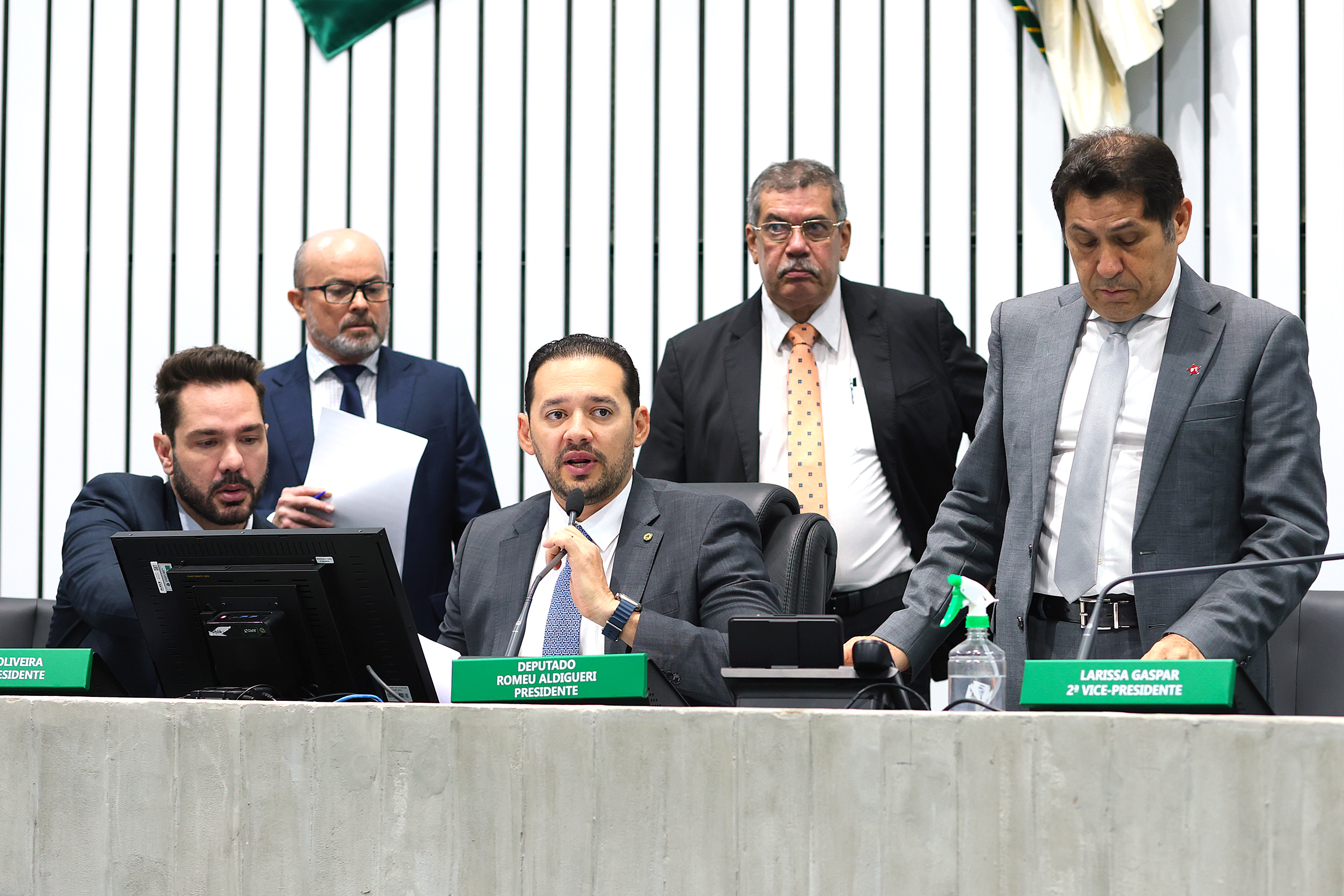 Deputados destacam projetos e comentam ações dos governos Lula e Elmano na ordem do dia