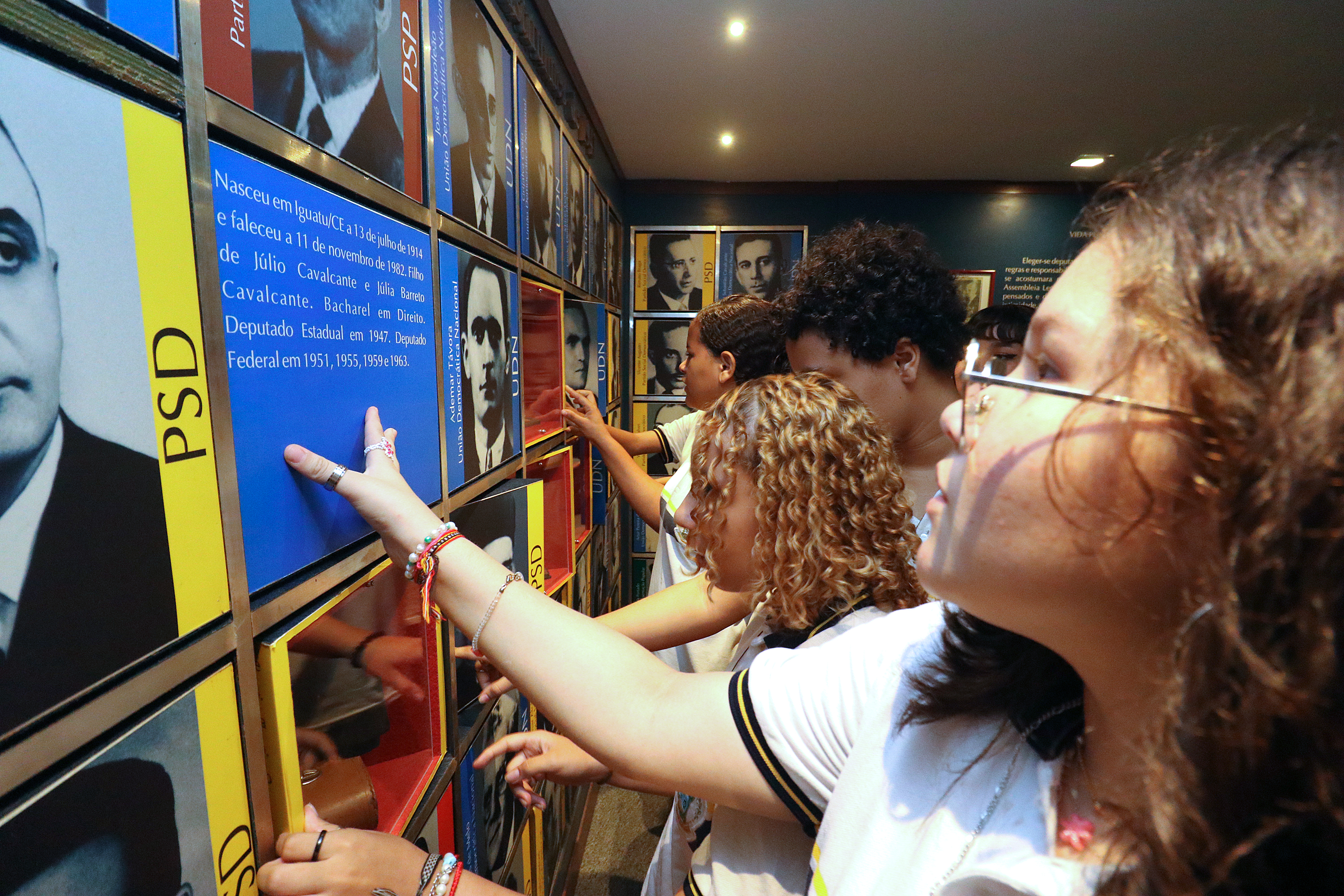 Alunos da Escola Henrique Gonçalves da Justa Filho visitam o Memorial da Alece