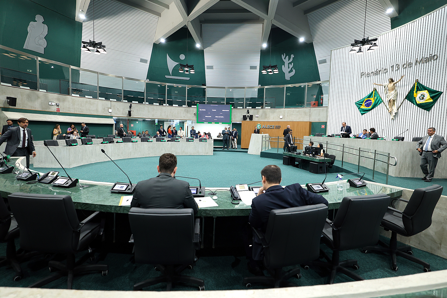 Plenário deu aval a oito projetos de iniciativa de parlamentares.