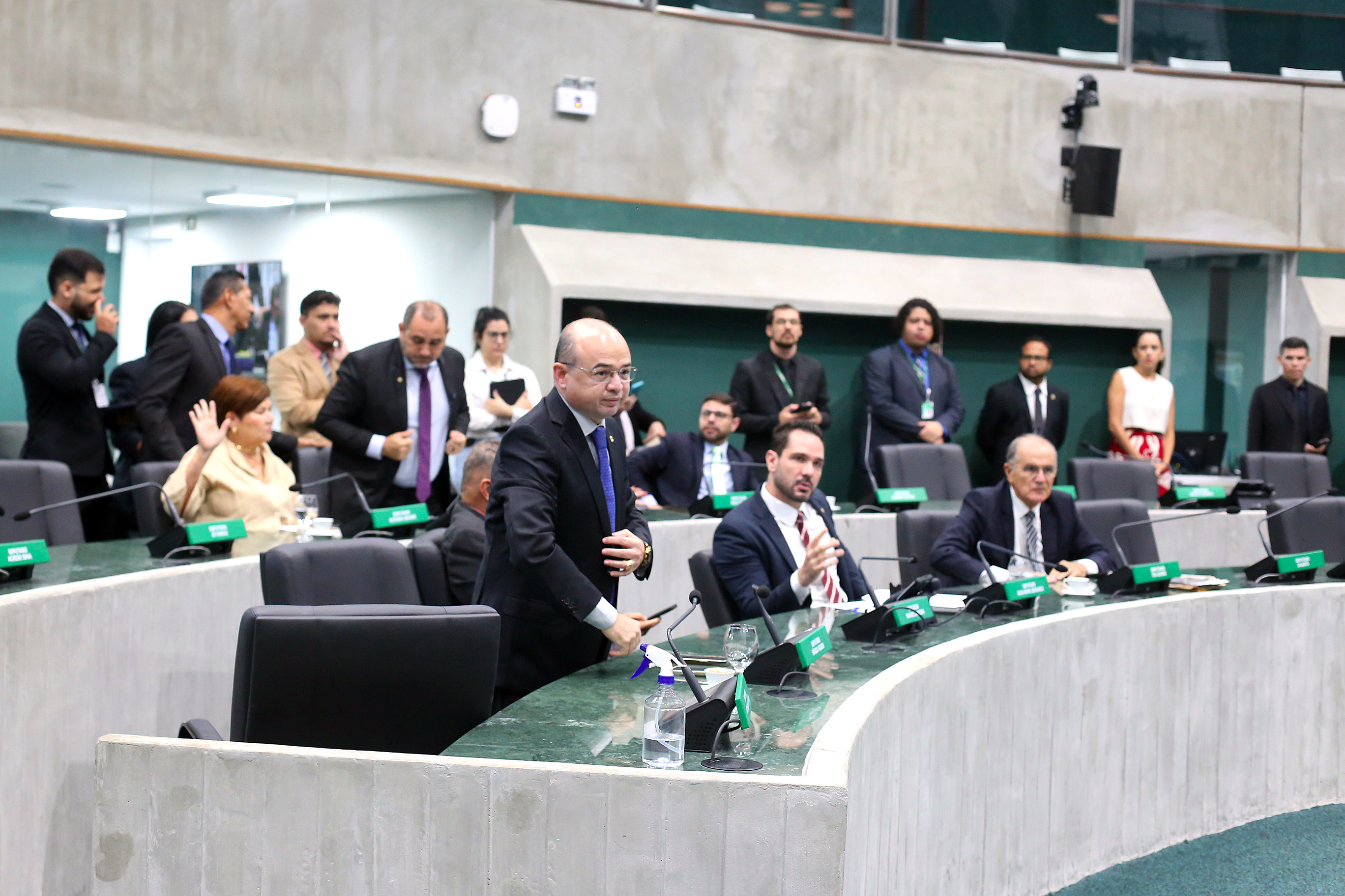Deputados fazem reclamações e elogios durante a ordem do dia da sessão desta quarta