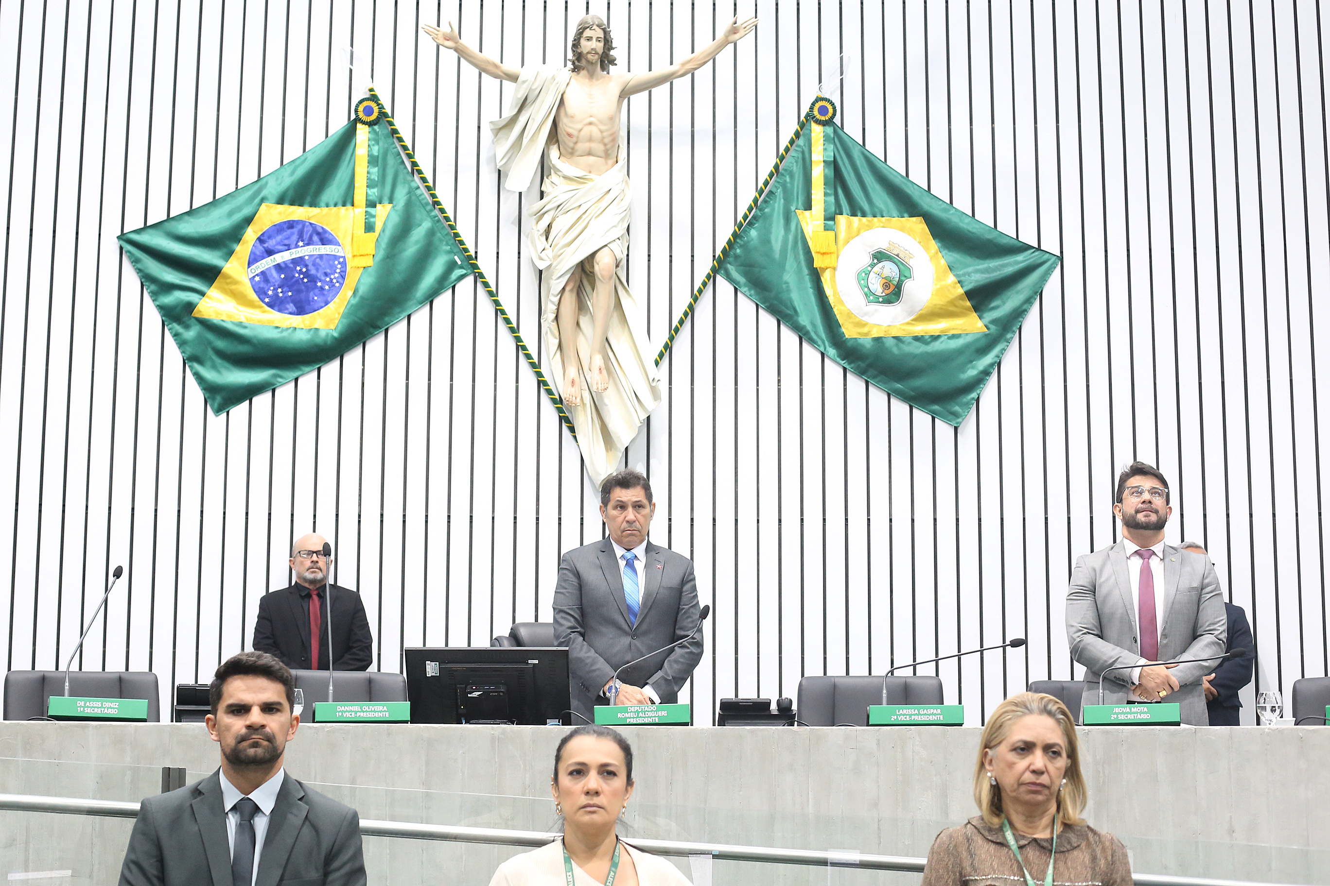 Alece presta minuto de silêncio em homenagem a jovem de Brejo Santo