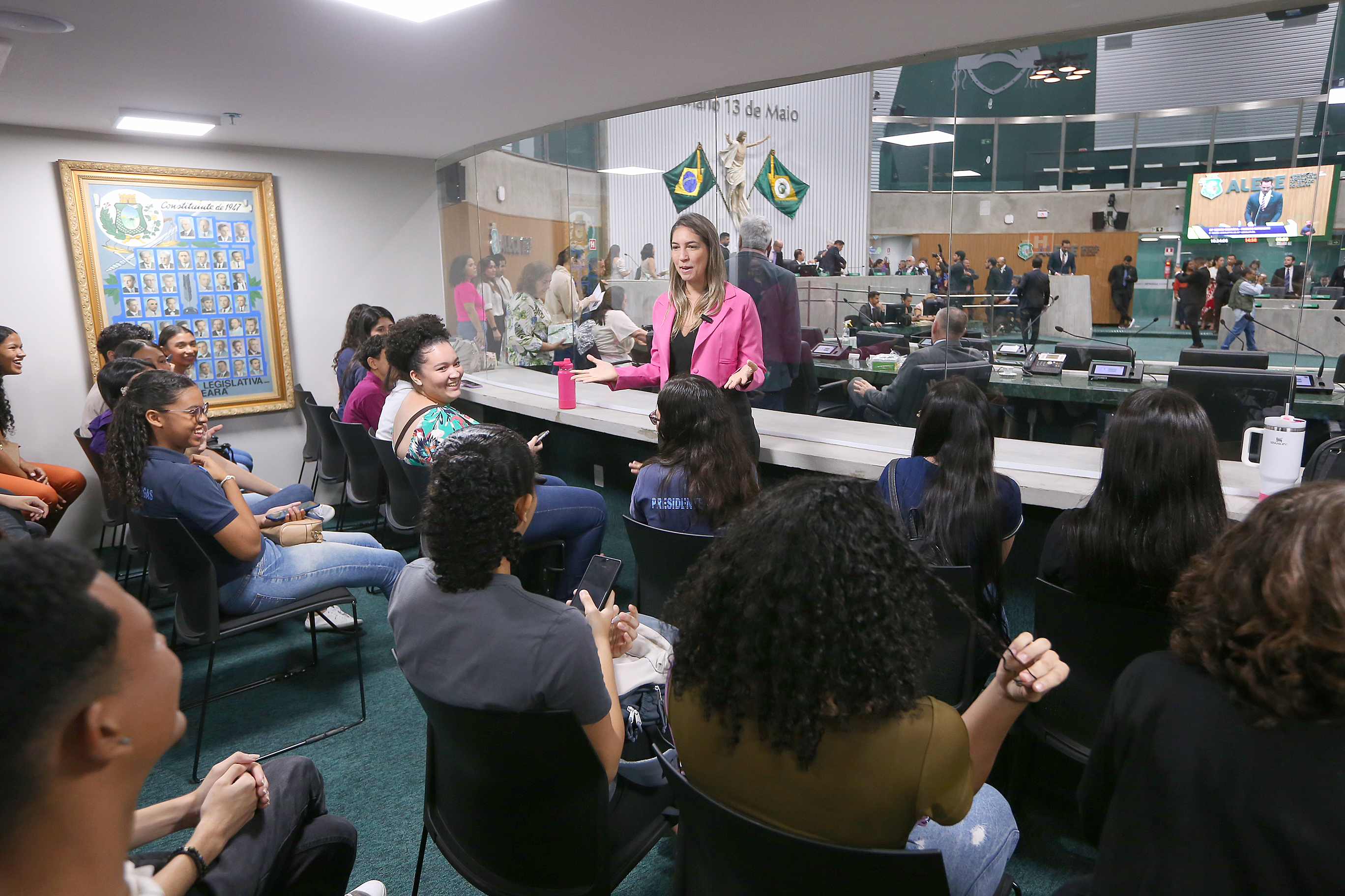 Deputada Larissa Gaspar recebe alunos da escola Presidente Vargas