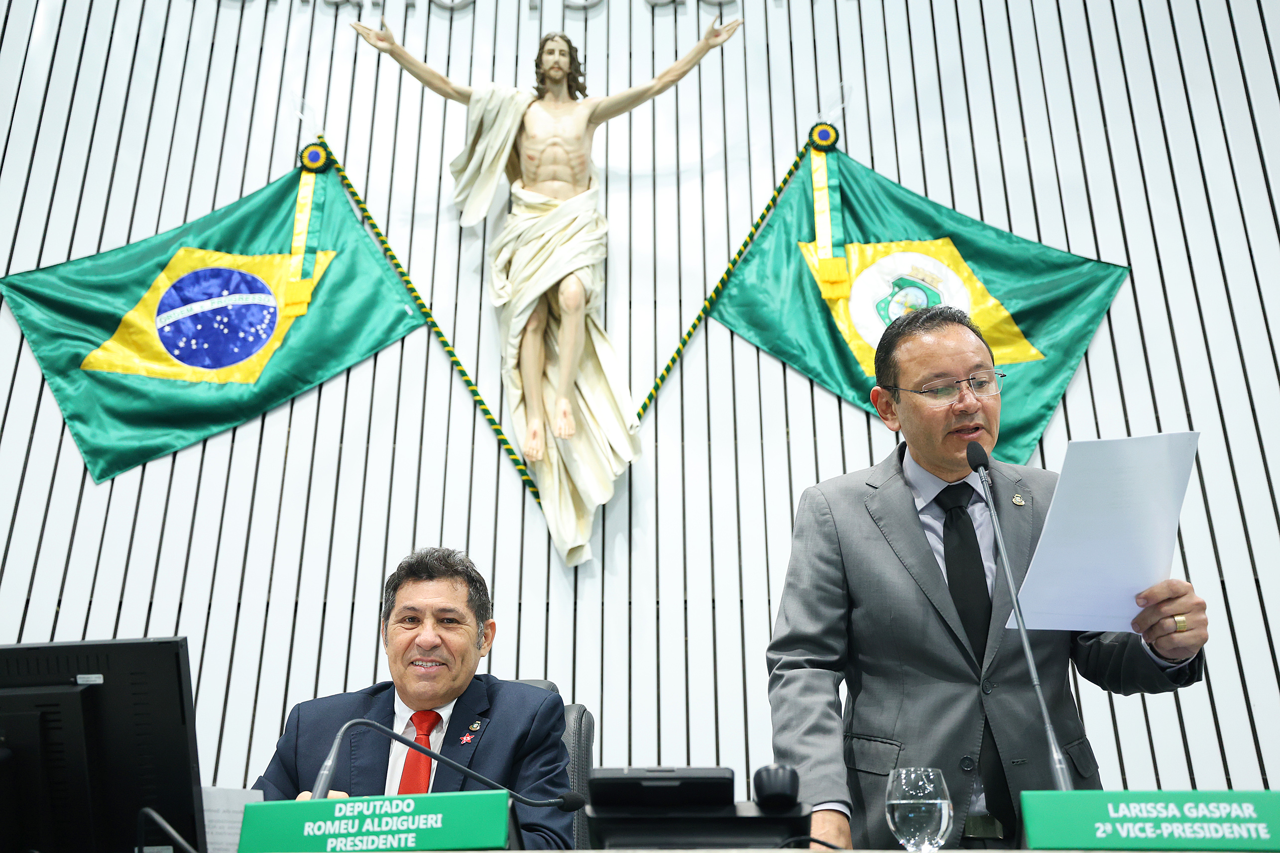 Leitura do expediente feita durante a abertura da sessão plenária desta quarta-feira (30/04)